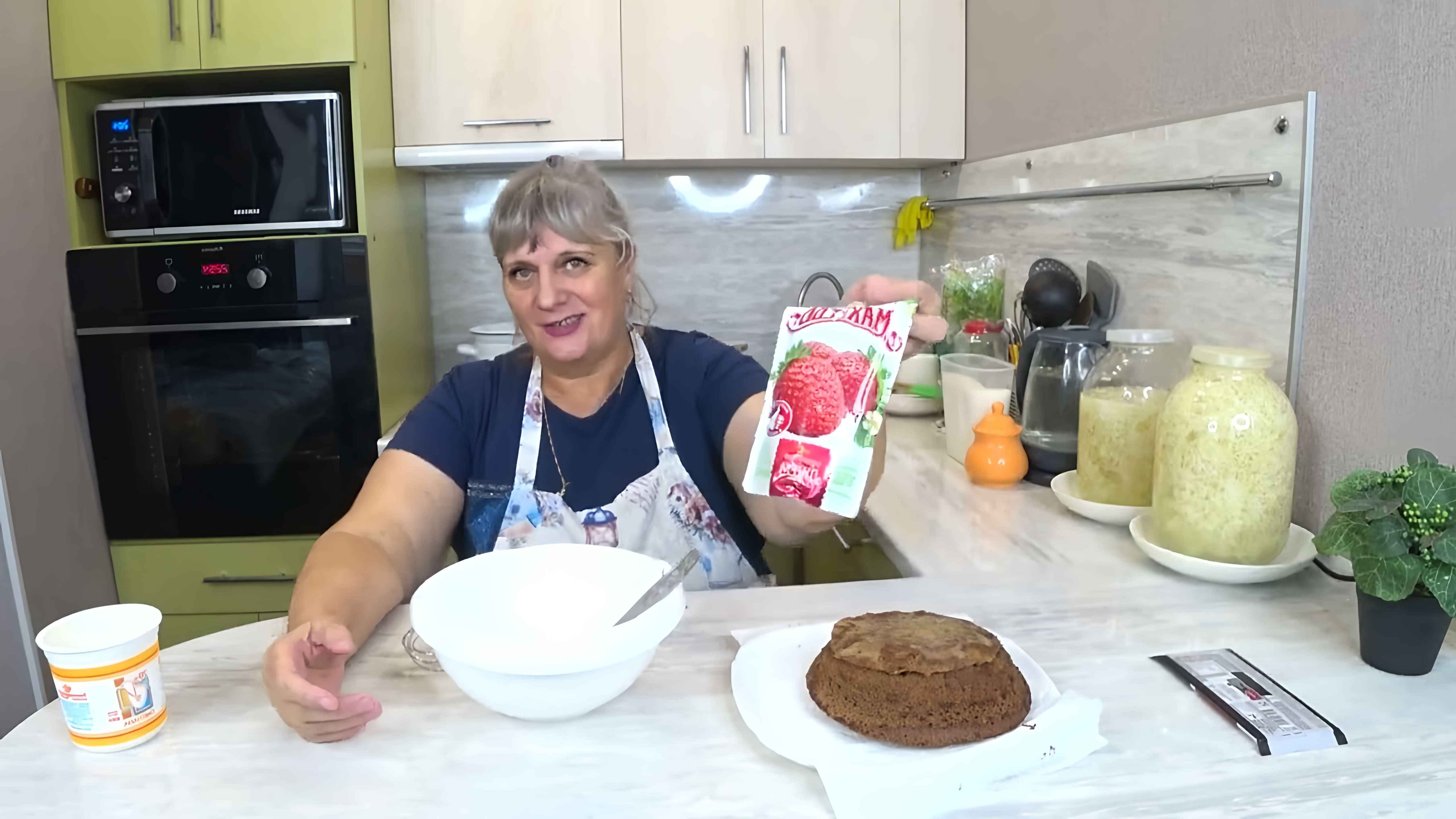 В этом видео показано, как приготовить вкусный бисквит без духовки к новогоднему столу всего за 5 минут