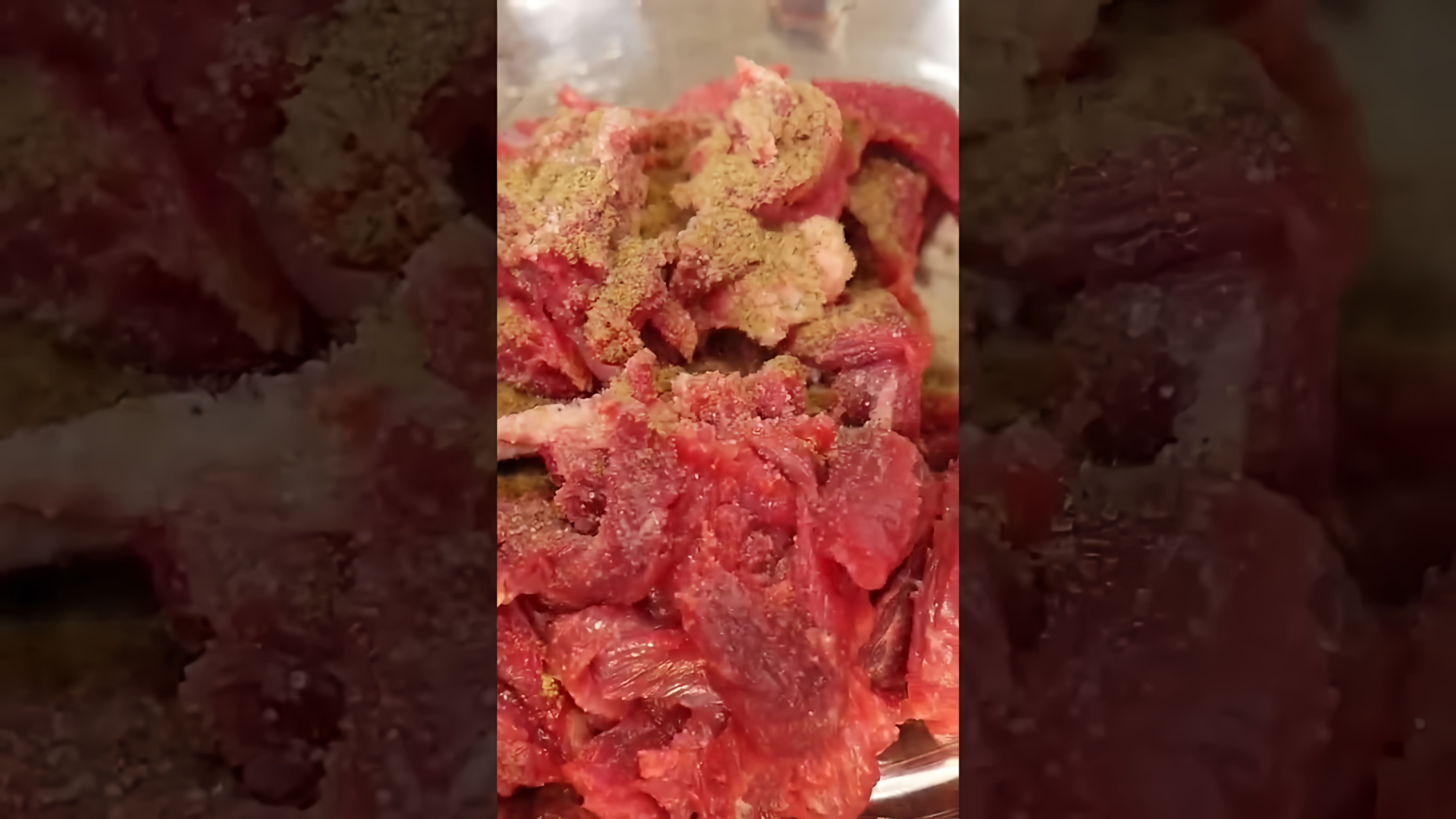 В этом видео демонстрируется рецепт приготовления бефстроганов - нежного и сливочного блюда из говядины