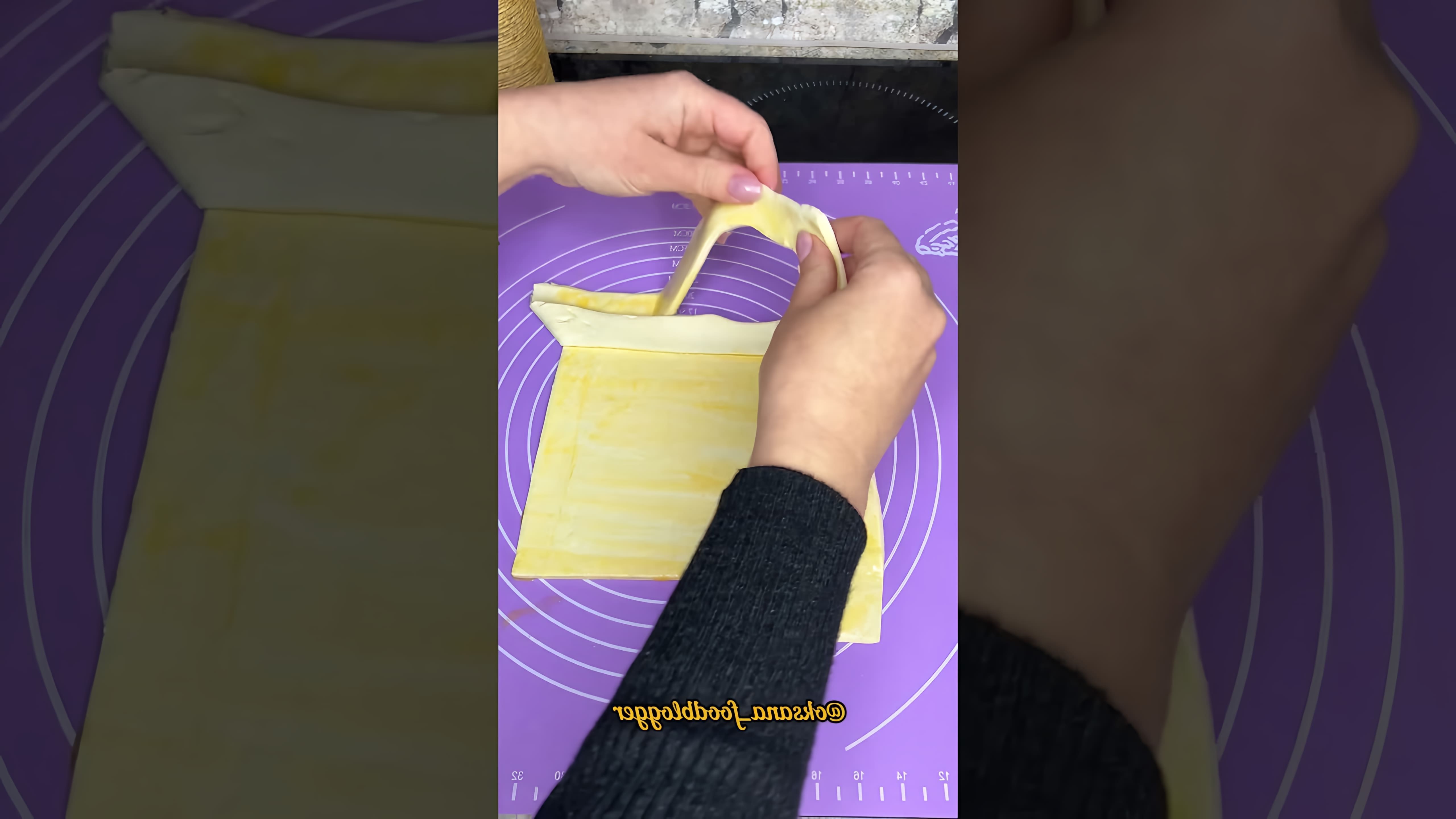 В этом видео-ролике демонстрируется процесс приготовления хачапури по-аджарски из слоёного теста