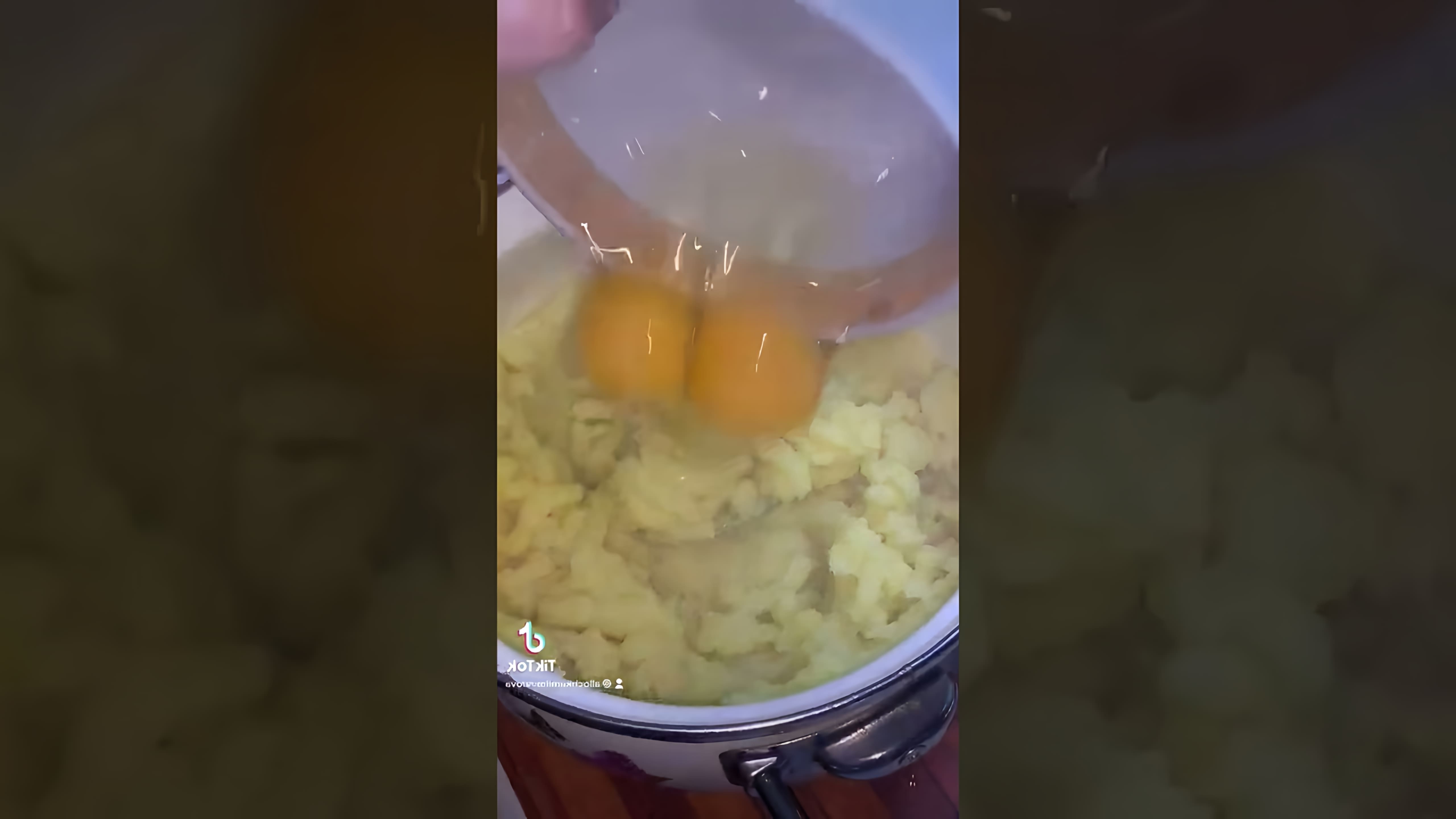 В этом видео мы видим, как готовится блюдо картофельные зразы с мясом