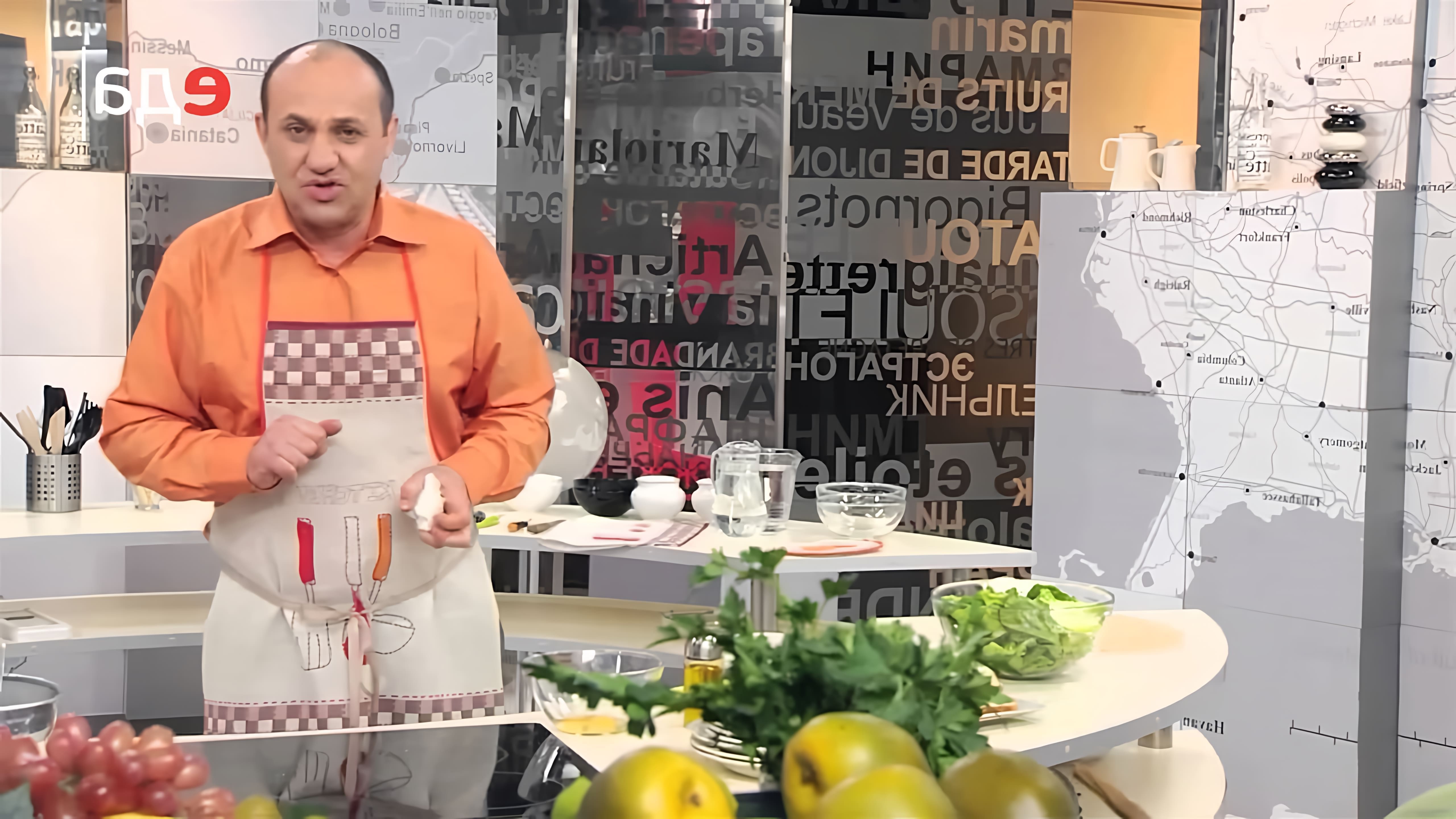 В этом видео-ролике мы увидим процесс приготовления классического салата "Цезарь" на кухне США