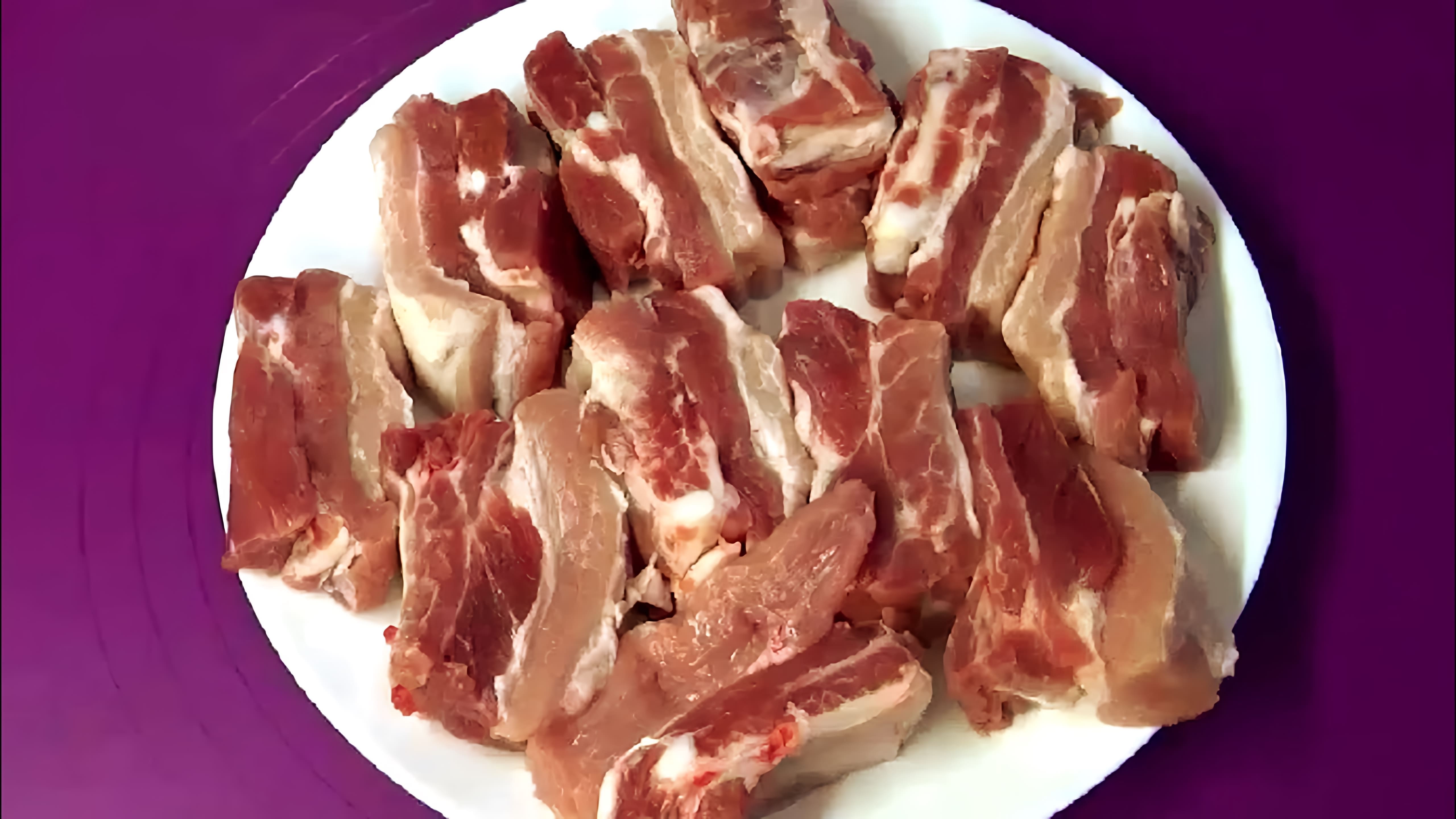 В этом видео Ирина Воловик показывает, как приготовить вкусные свиные ребрышки на сковороде