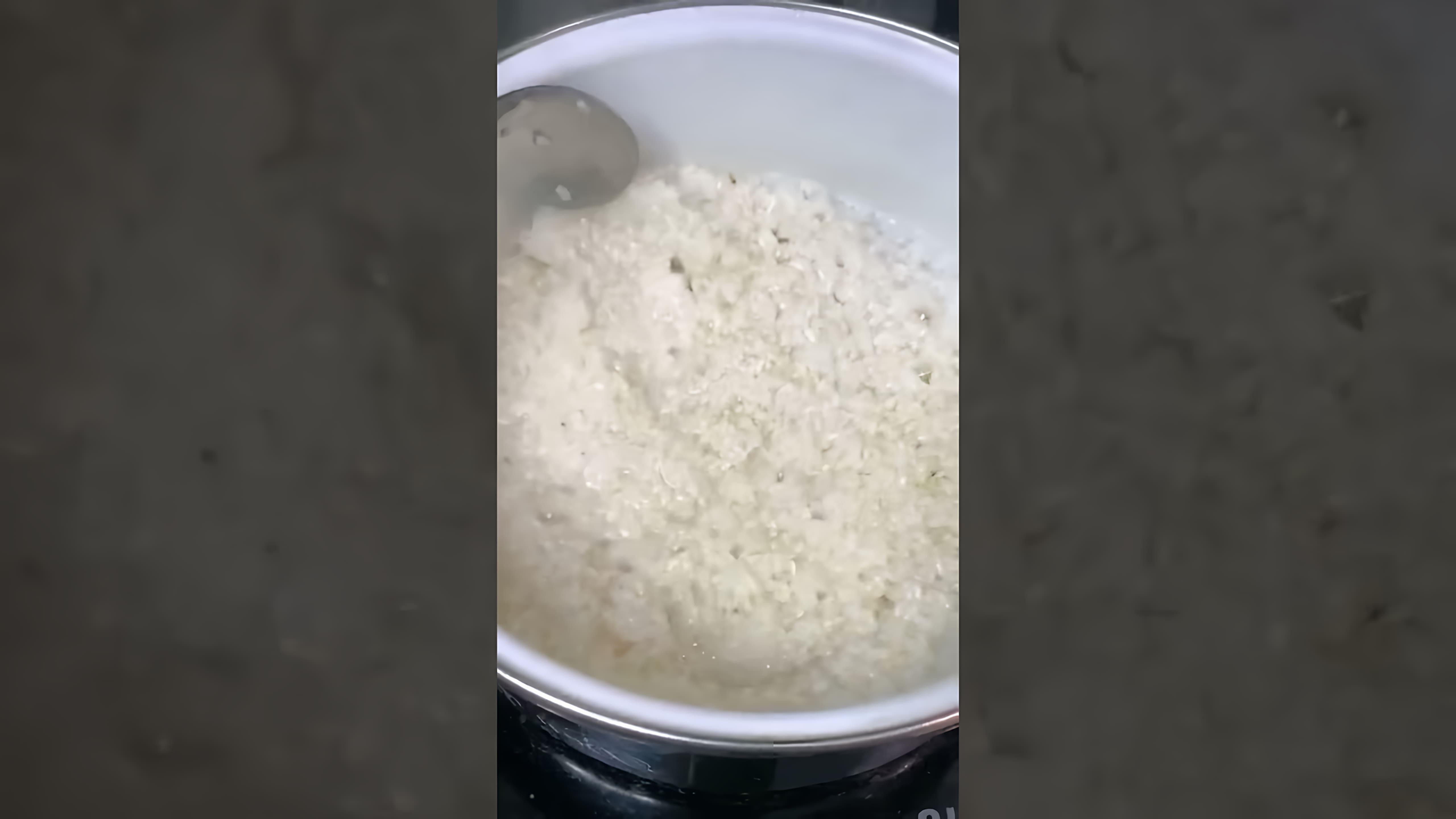 В этом видео демонстрируется процесс приготовления риса для суши в домашних условиях