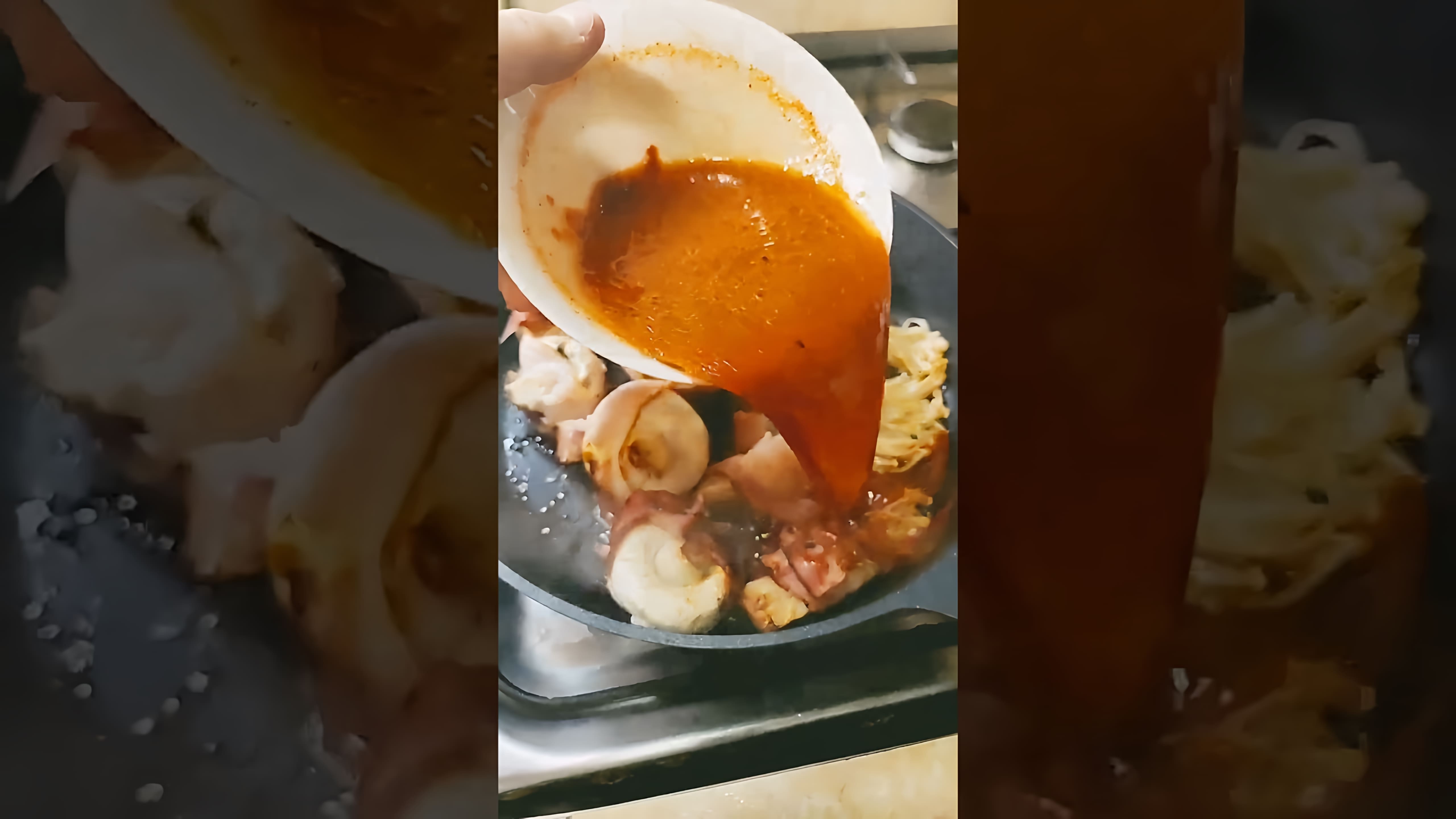 В этом видео демонстрируется процесс приготовления закуски из грибов