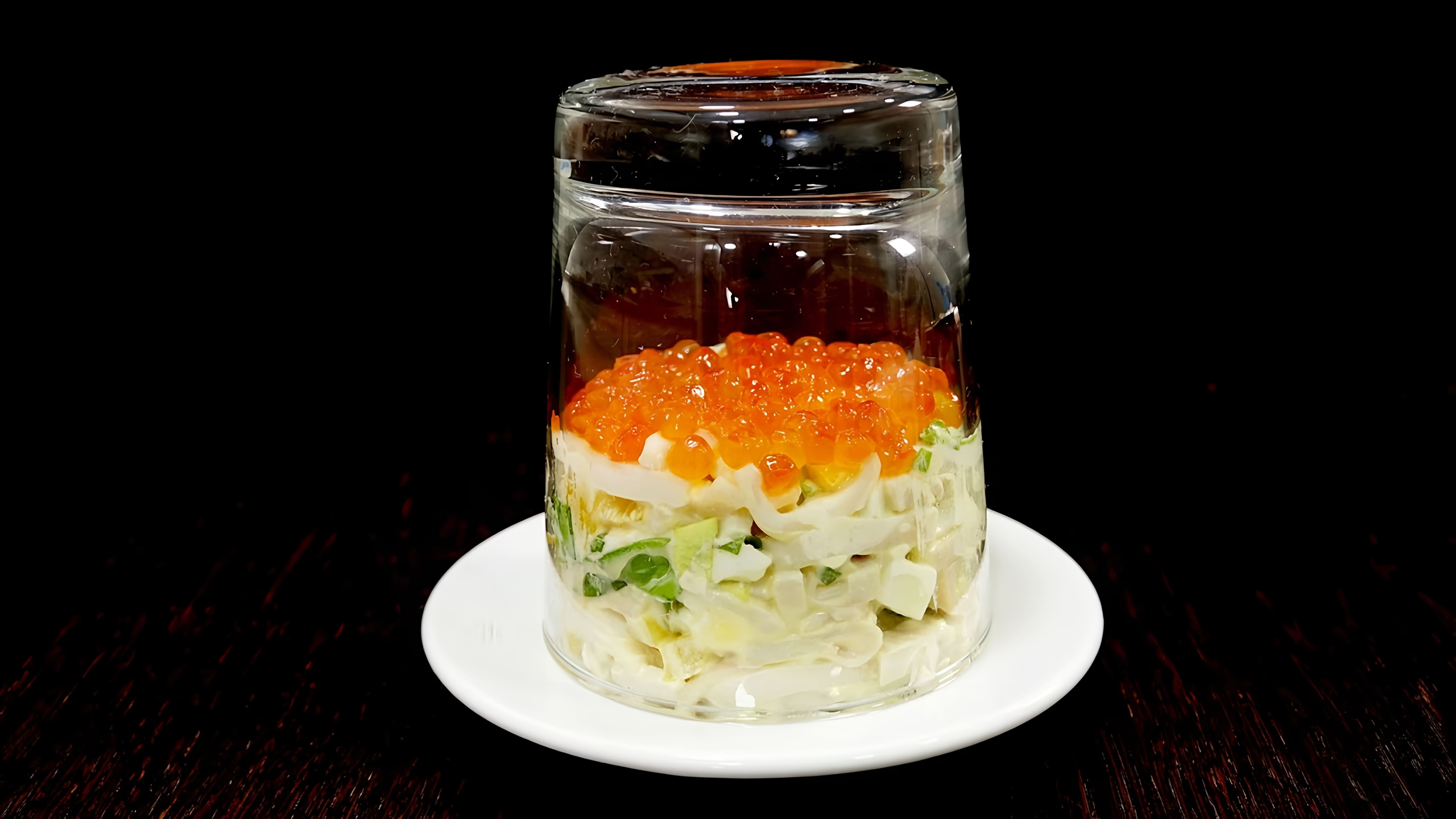 В этом видео показаны 12 рецептов салатов с кальмарами, включая простые и сложные варианты