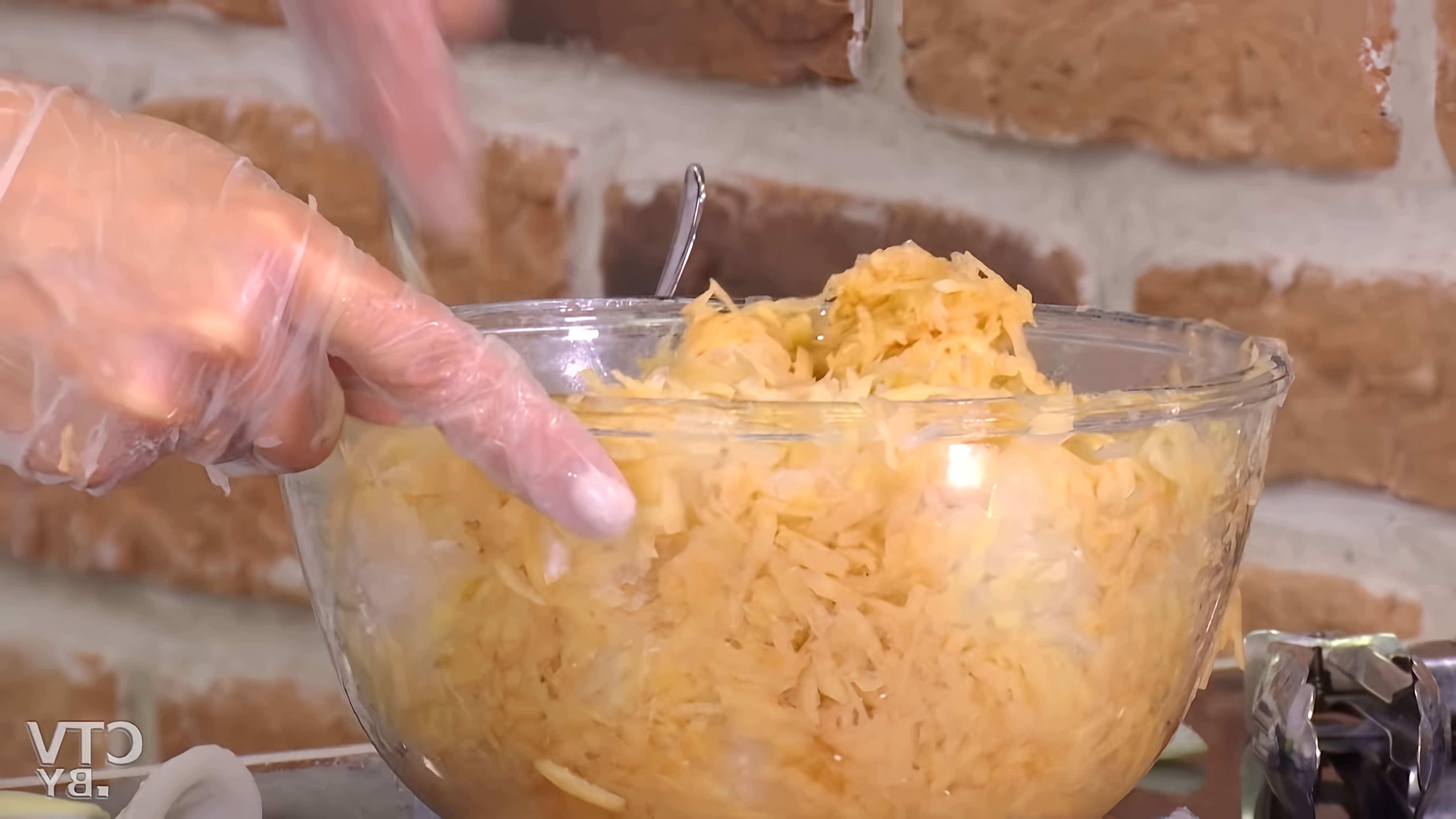 В этом видео-ролике вы увидите, как приготовить картофельную бабку - традиционное блюдо белорусской кухни