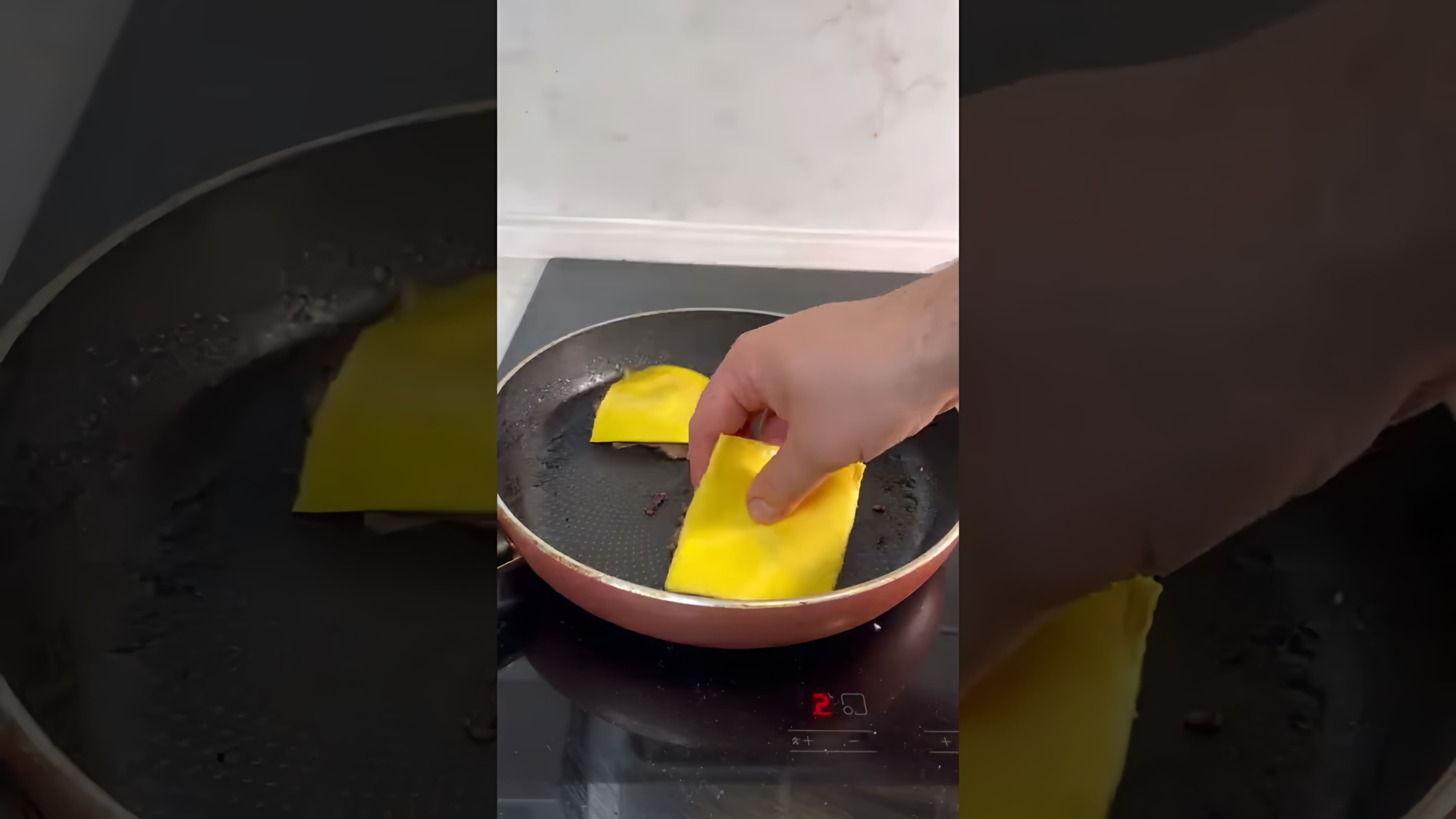 В этом видео демонстрируется процесс приготовления чизбургера в домашних условиях