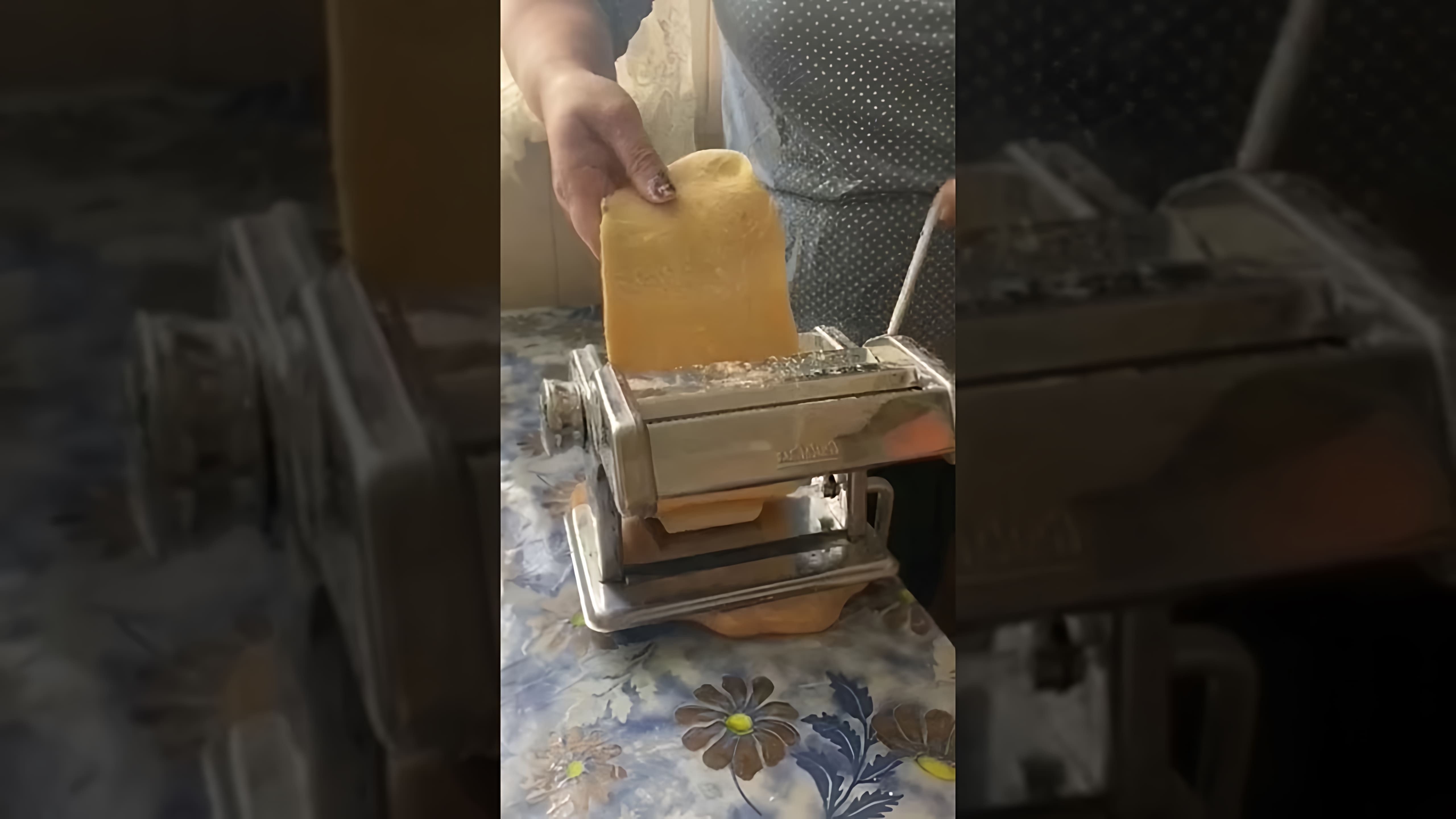 В этом видео-ролике демонстрируется процесс приготовления домашней лапши с использованием лапшерезки