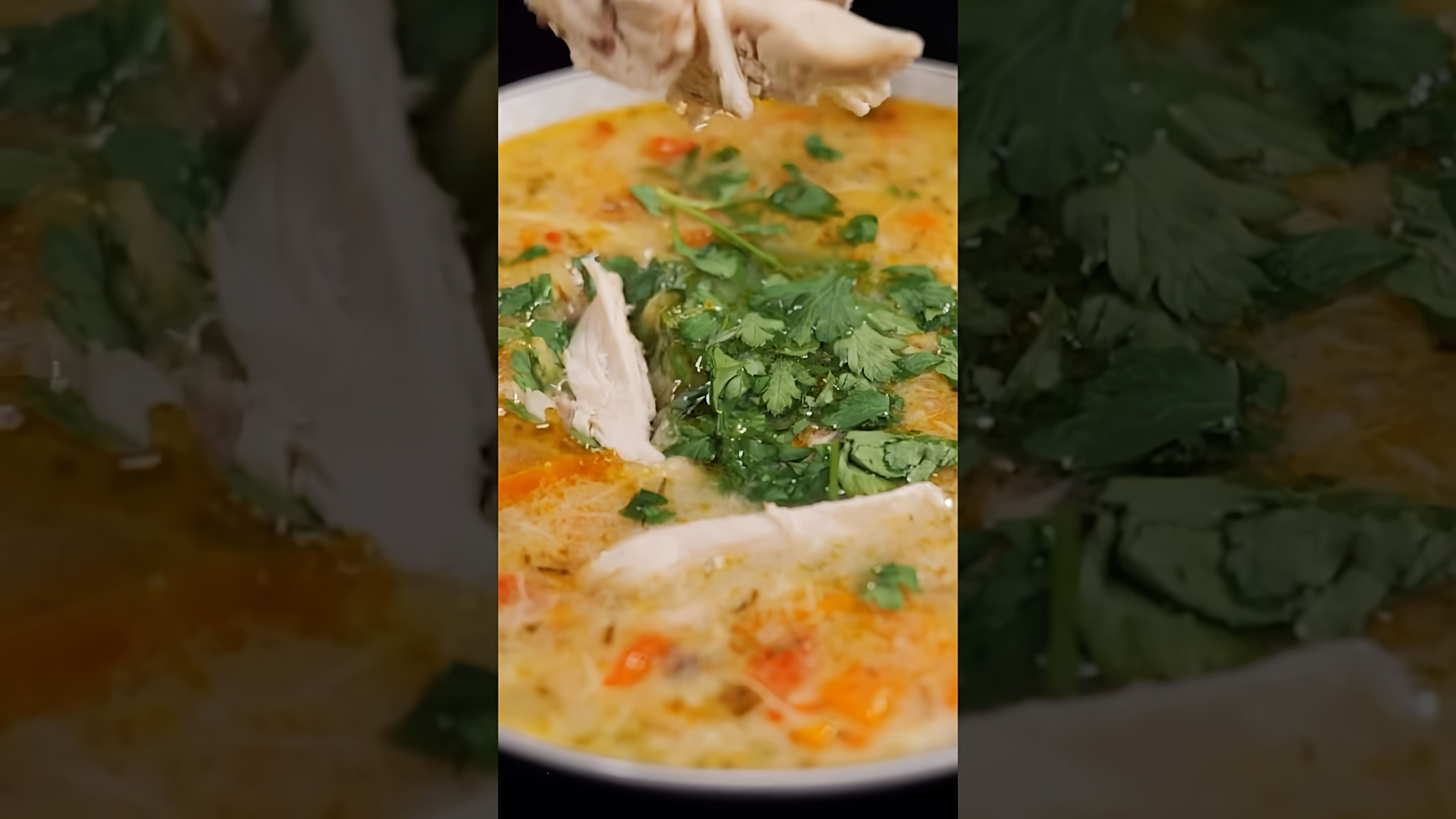 В этом видео демонстрируется рецепт болгарского супа "Пилешка супа"