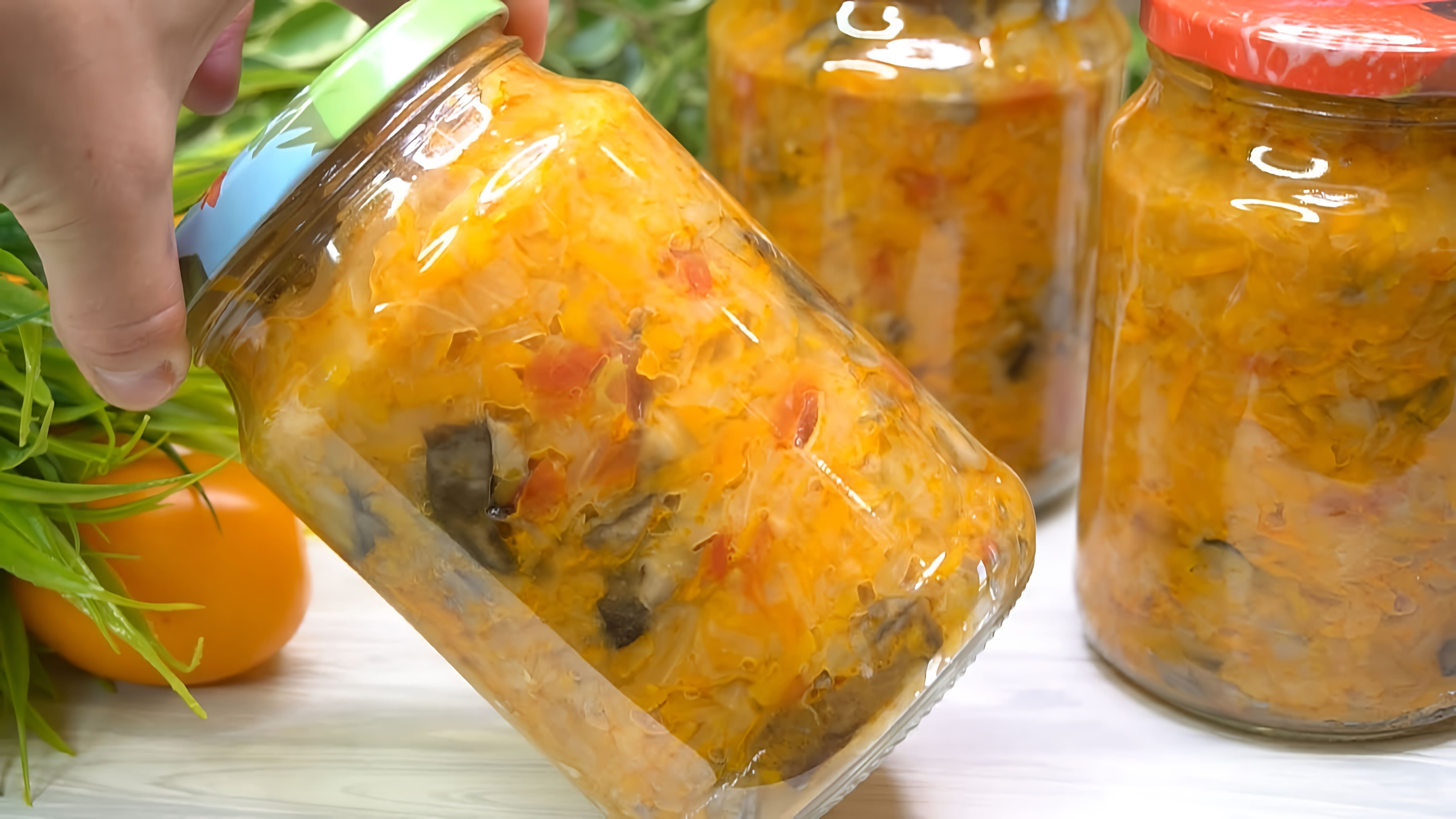 Видео рецепт солянки, русского супа из овощей, таких как капуста, морковь и помидоры, а также грибов