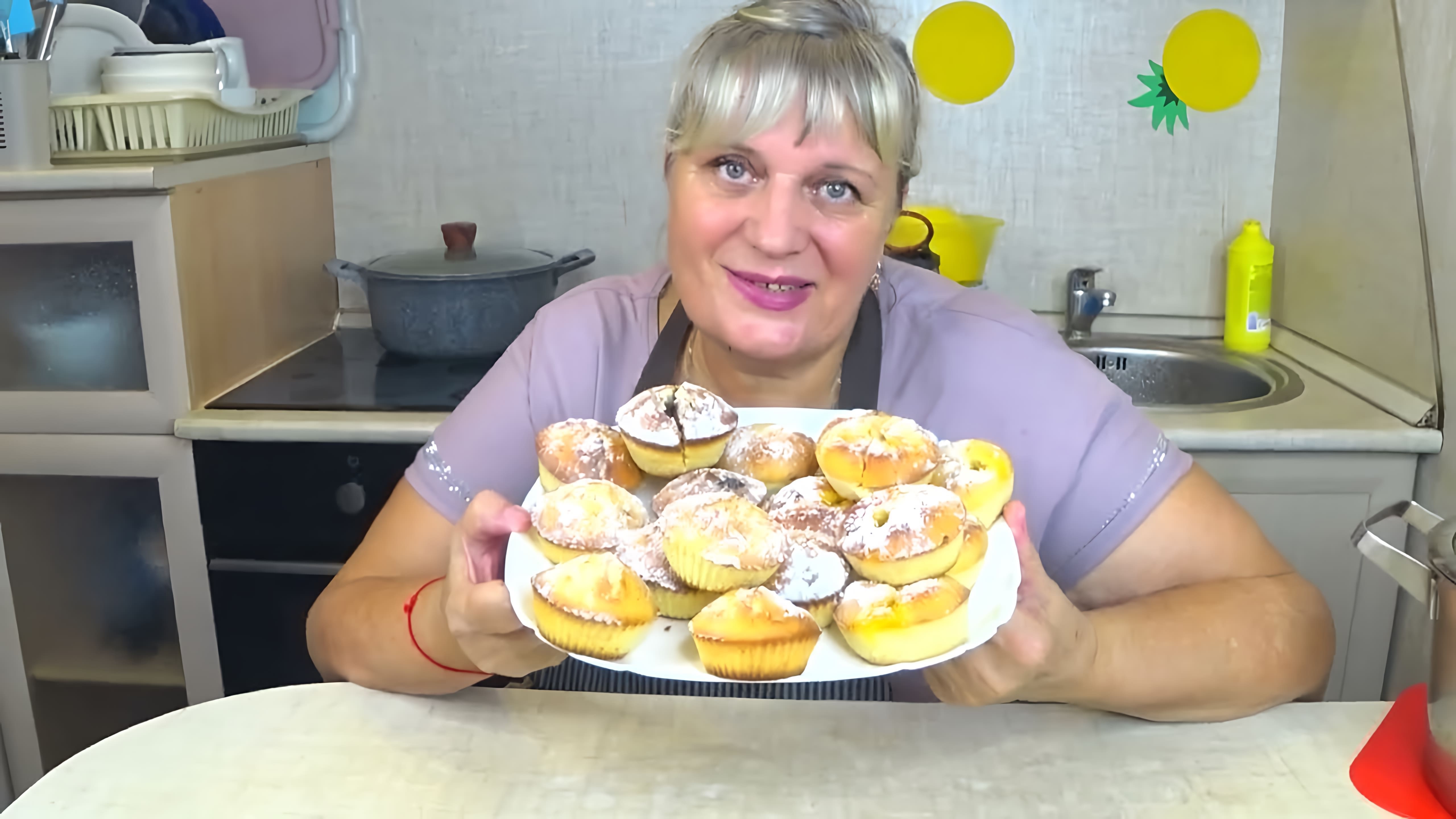 В этом видео демонстрируется процесс приготовления лимонного кекса с джемом и шоколадом