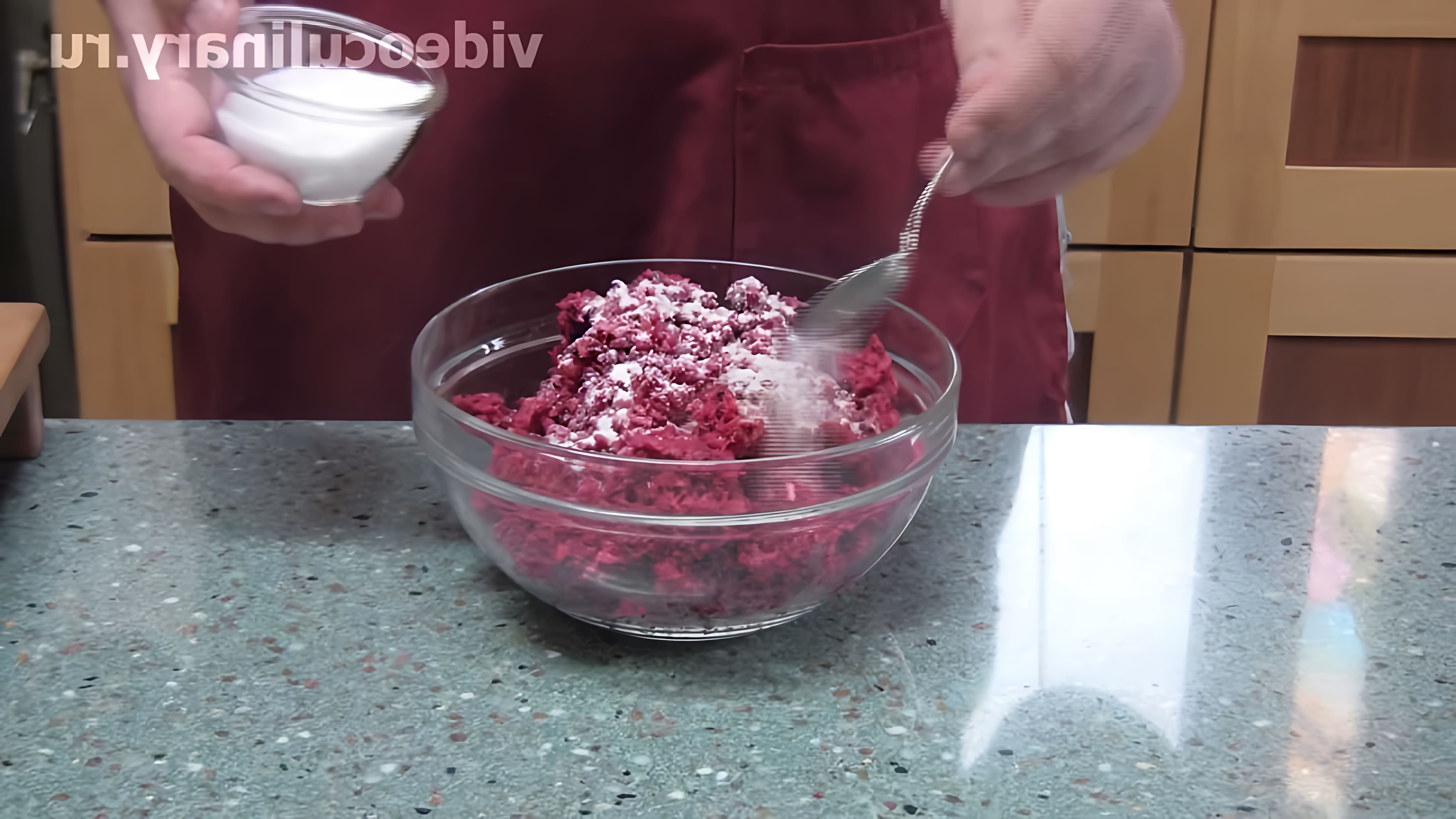 В этом видео демонстрируется рецепт острого соуса из хрена, который называется "Рецепт Бабушки Эммы"