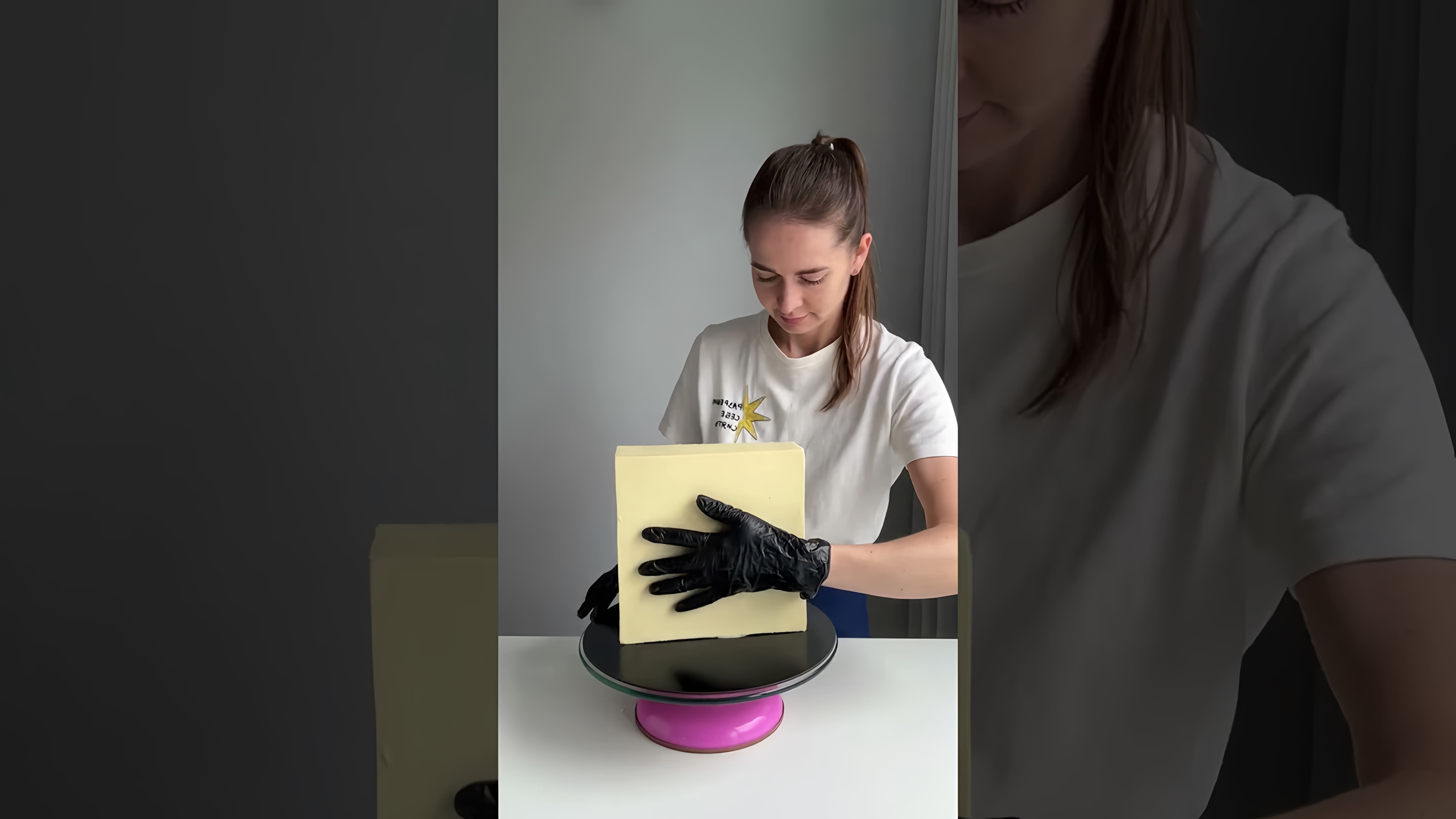В этом видео демонстрируется процесс создания мраморного торта на боку