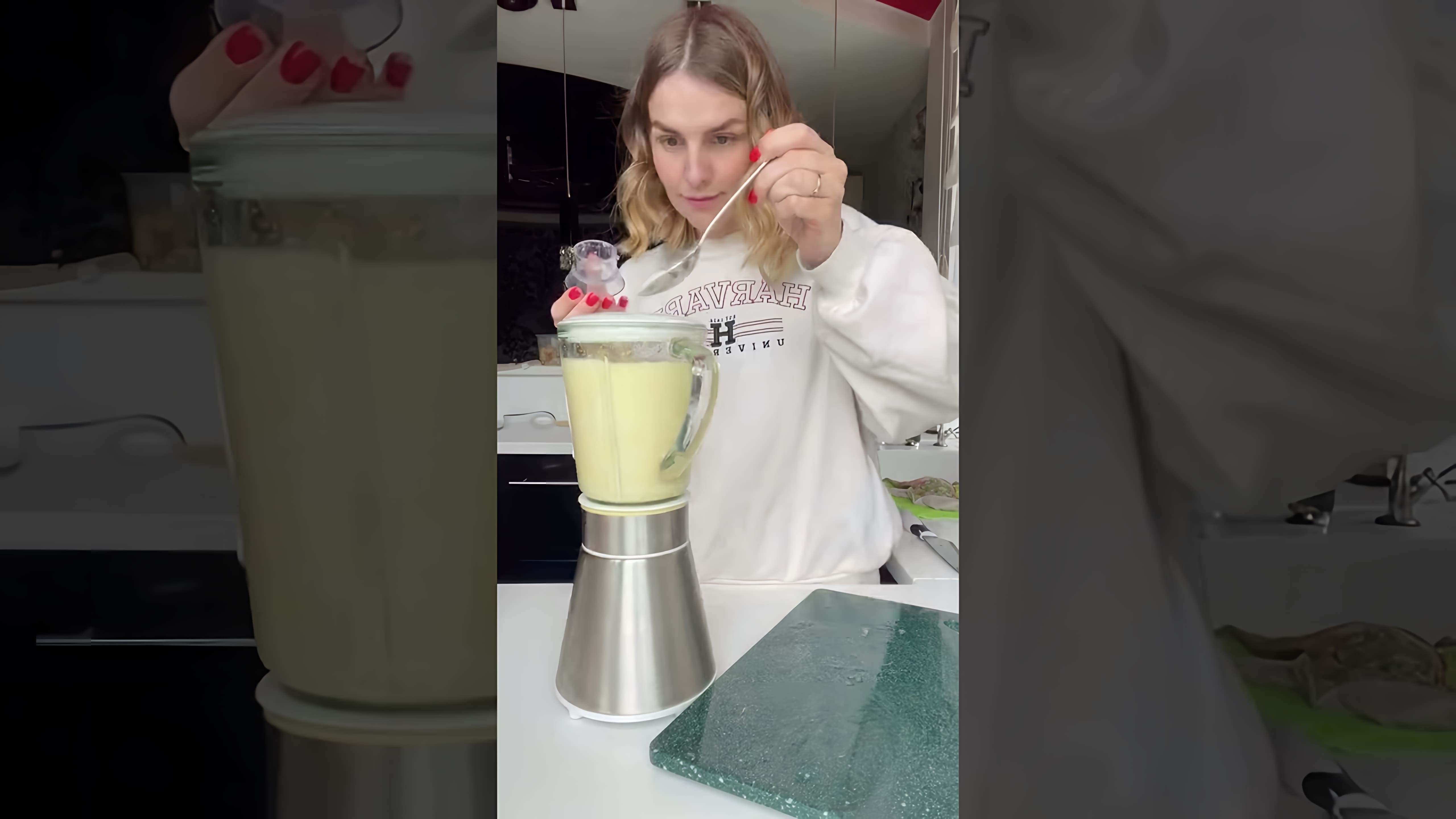 В этом видео демонстрируется процесс приготовления домашнего лимонада
