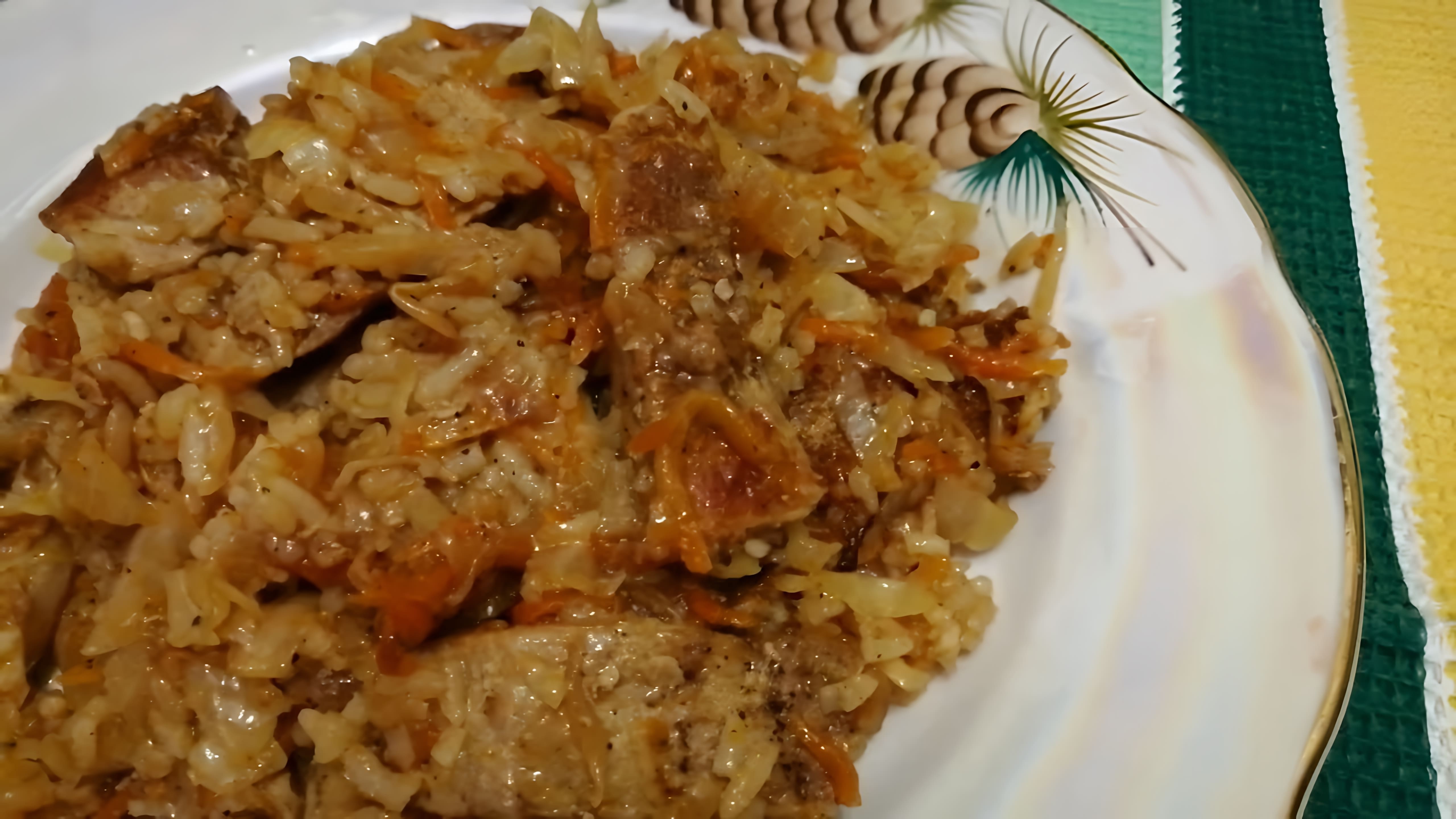 В этом видео демонстрируется процесс приготовления капусты тушеной с рисом и мясом