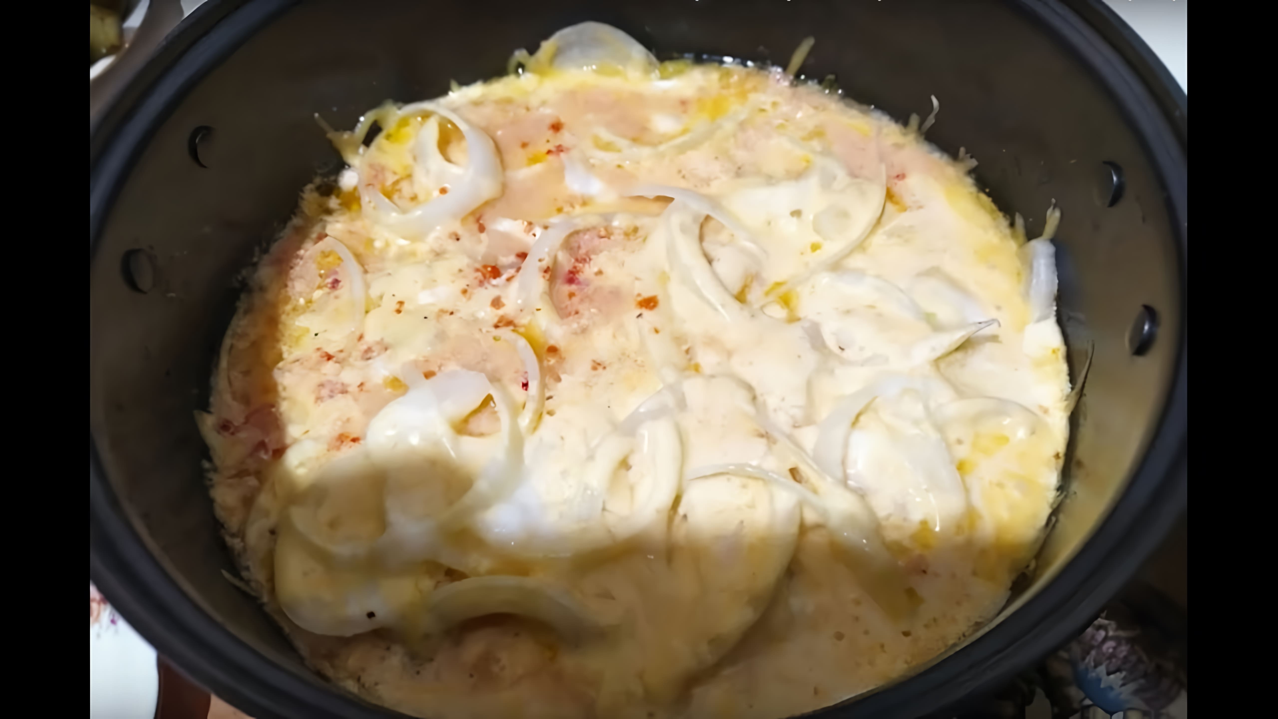 В этом видео-ролике будет показан рецепт приготовления запеченного картофеля с ветчиной и сыром в мультиварке