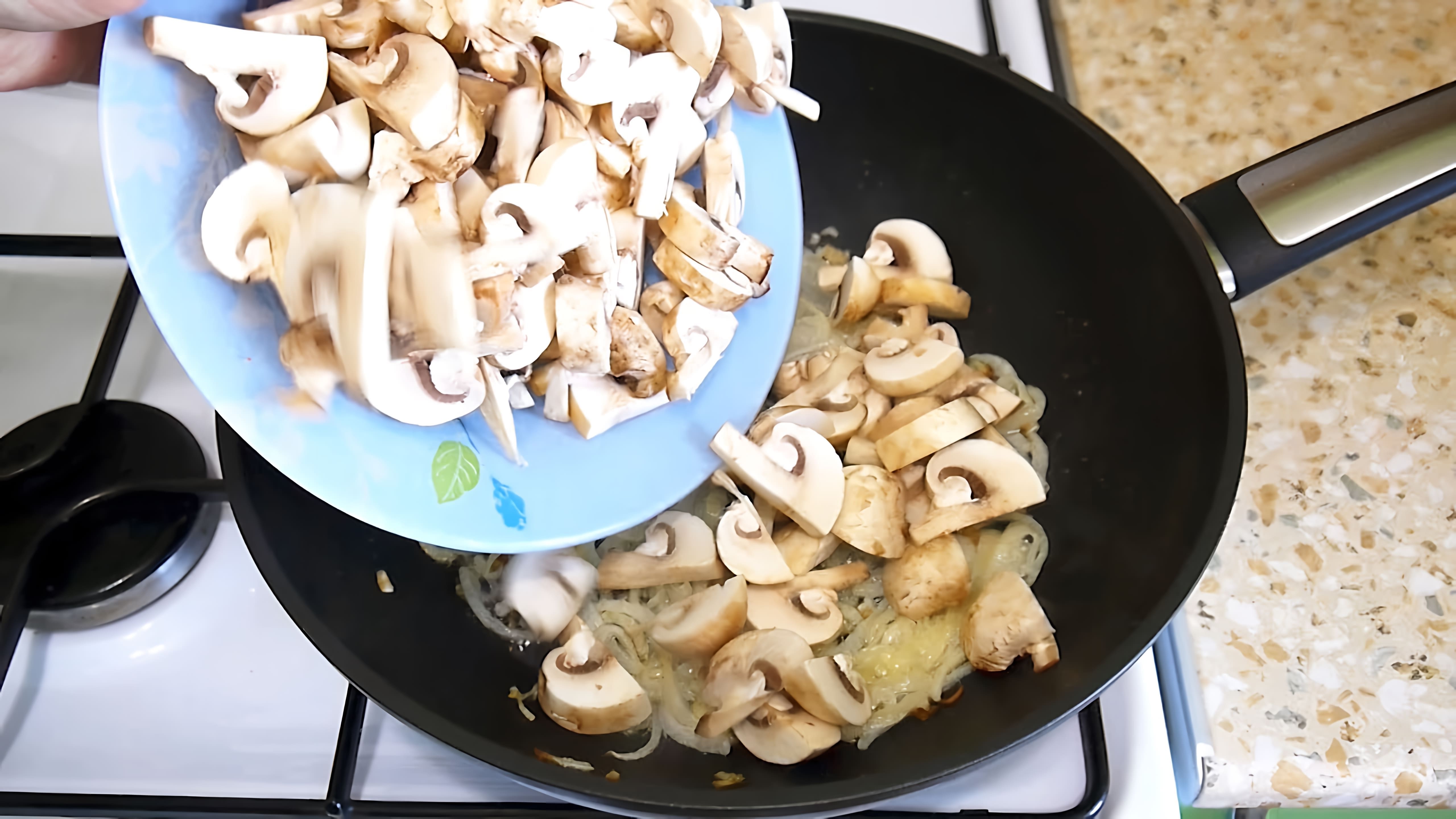 В этом видео демонстрируется рецепт приготовления грибов с рисом на сковороде
