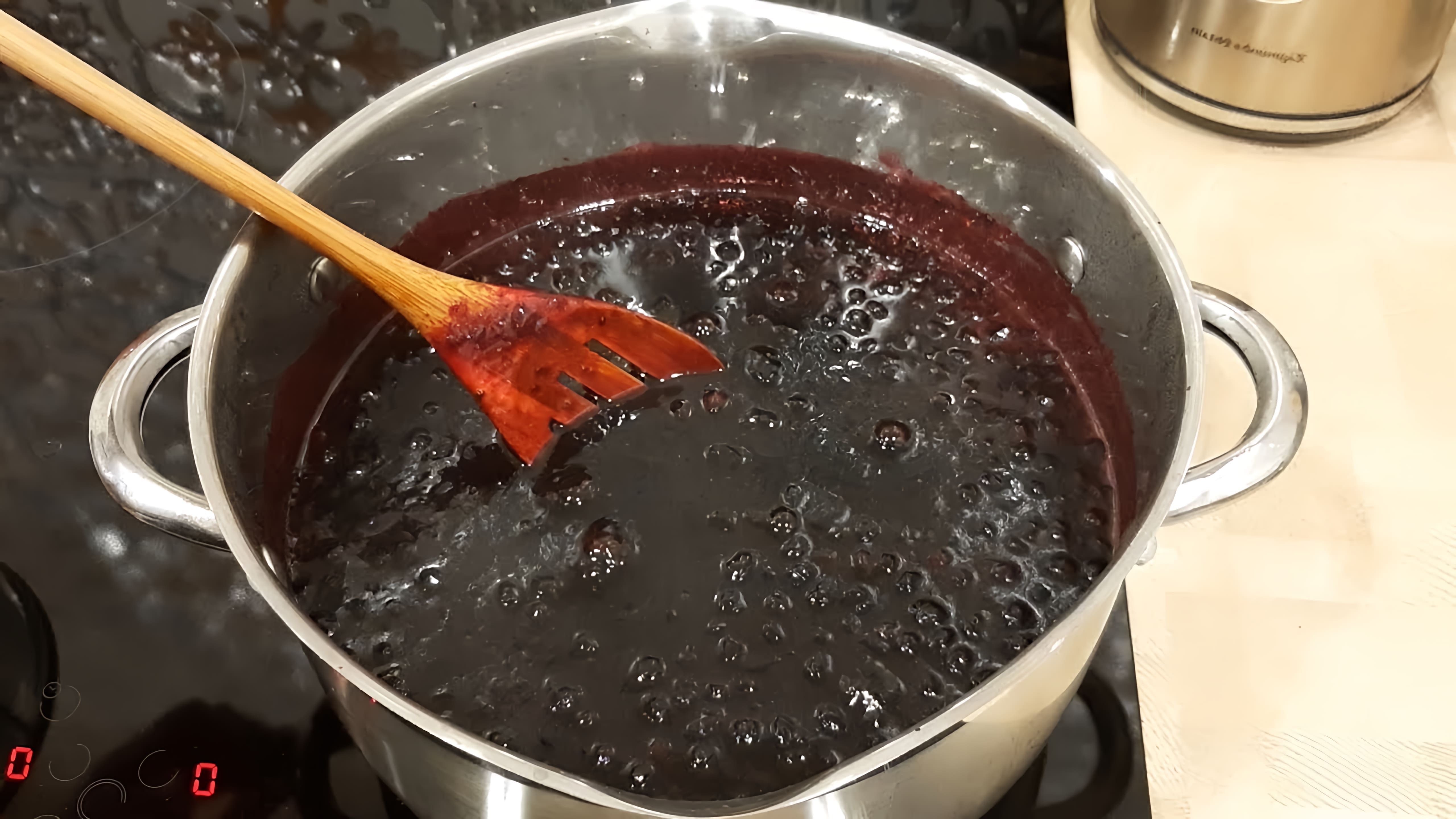 В этом видео-ролике будет показан быстрый и простой рецепт приготовления густого варенья из черной смородины на зиму
