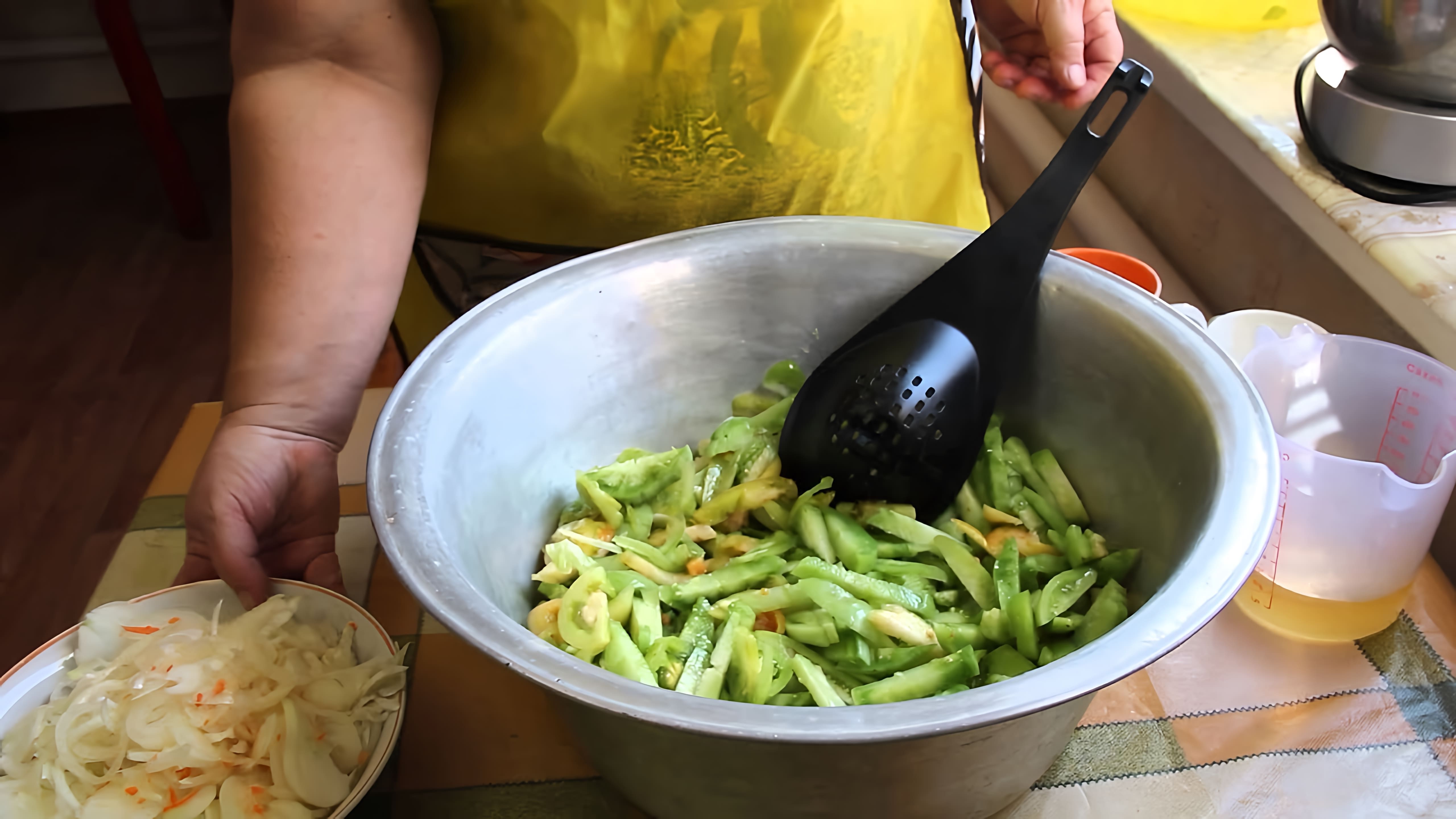 В этом видео демонстрируется рецепт приготовления салата из зеленых помидоров