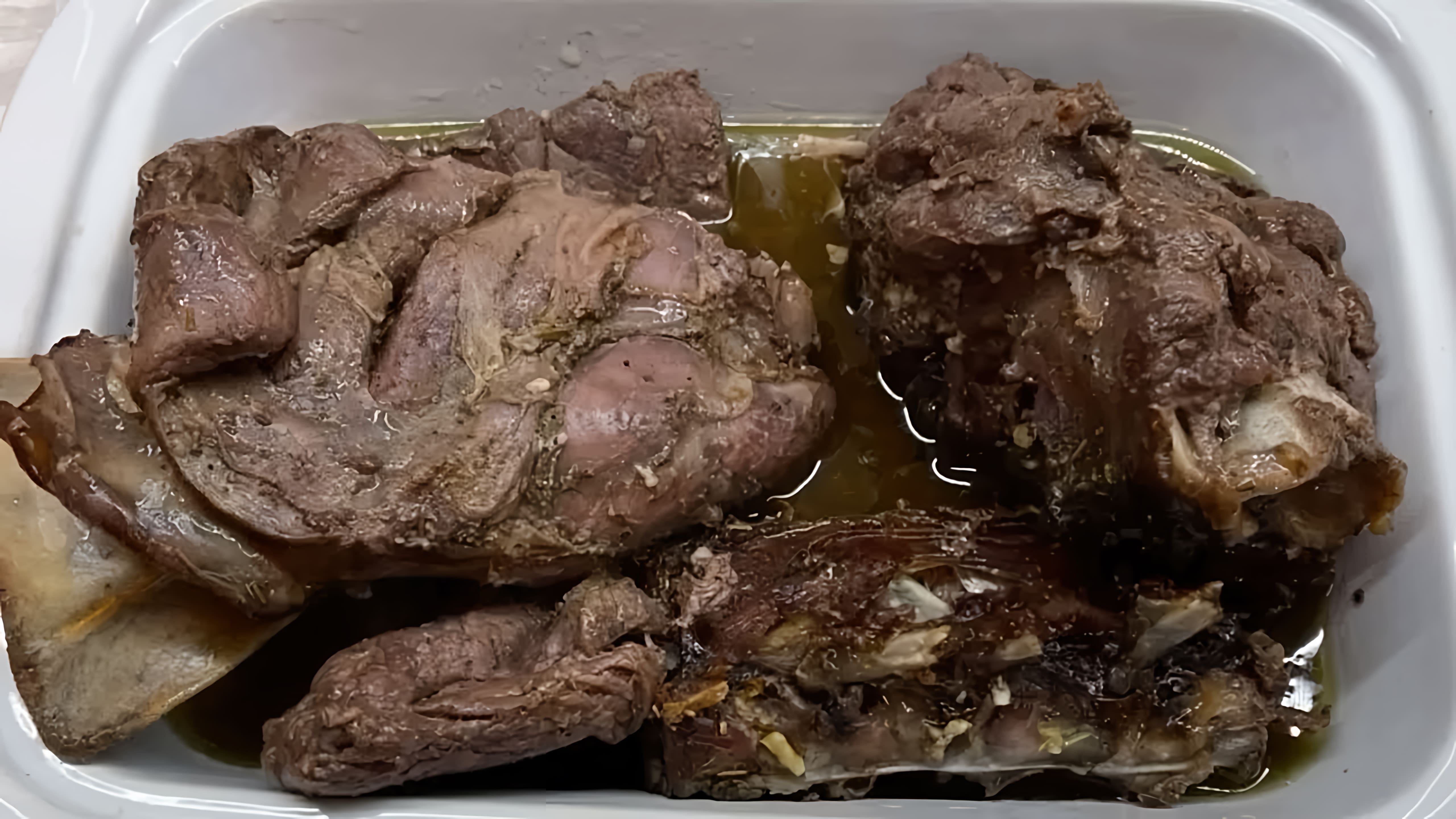 В этом видео демонстрируется процесс приготовления косули, чтобы мясо было мягким и нежным