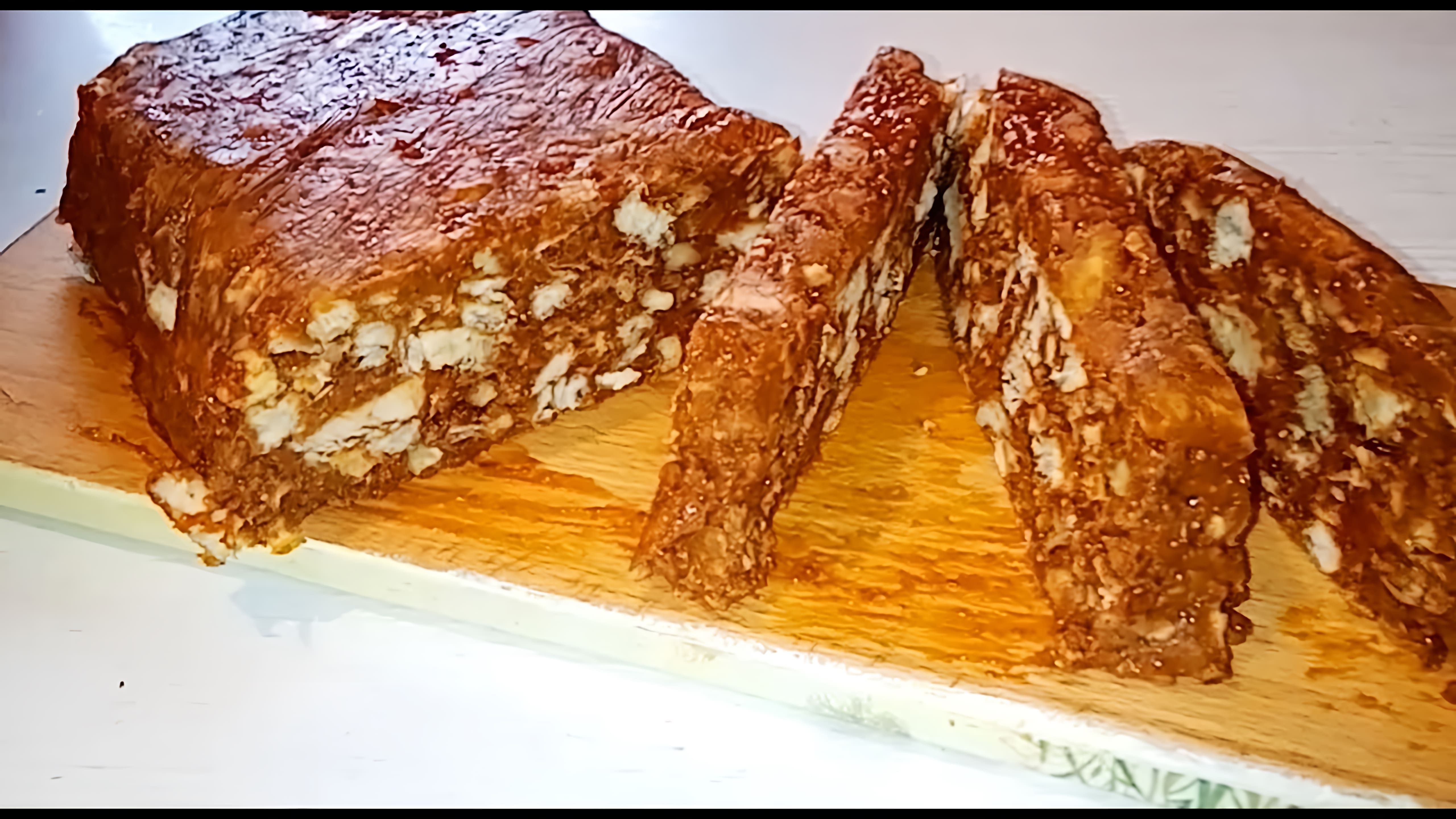 В этом видео демонстрируется процесс приготовления десерта из слоеного печенья "Ушки"