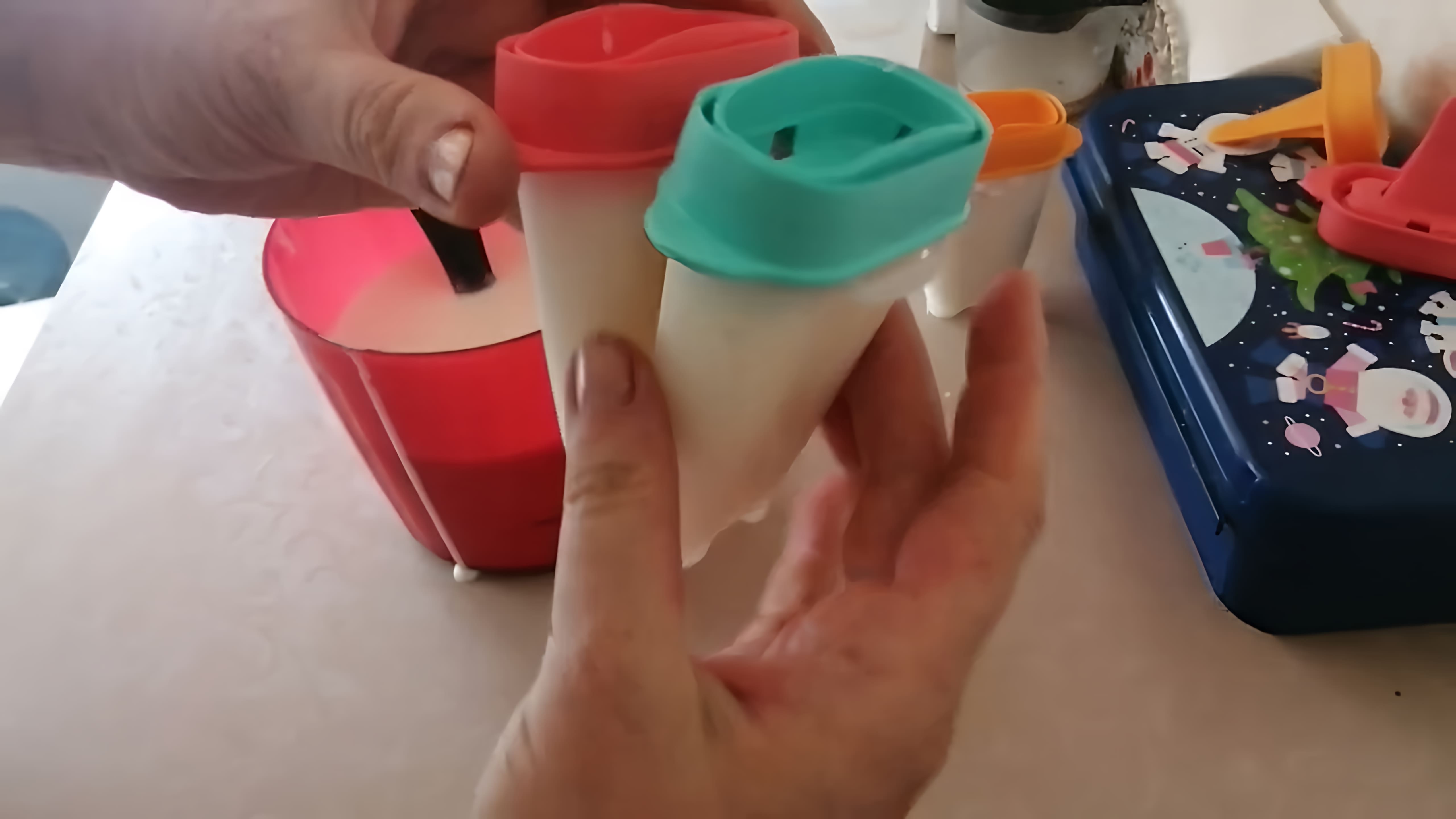 В этом видео демонстрируется процесс приготовления сырного мороженого в формочках для мороженого