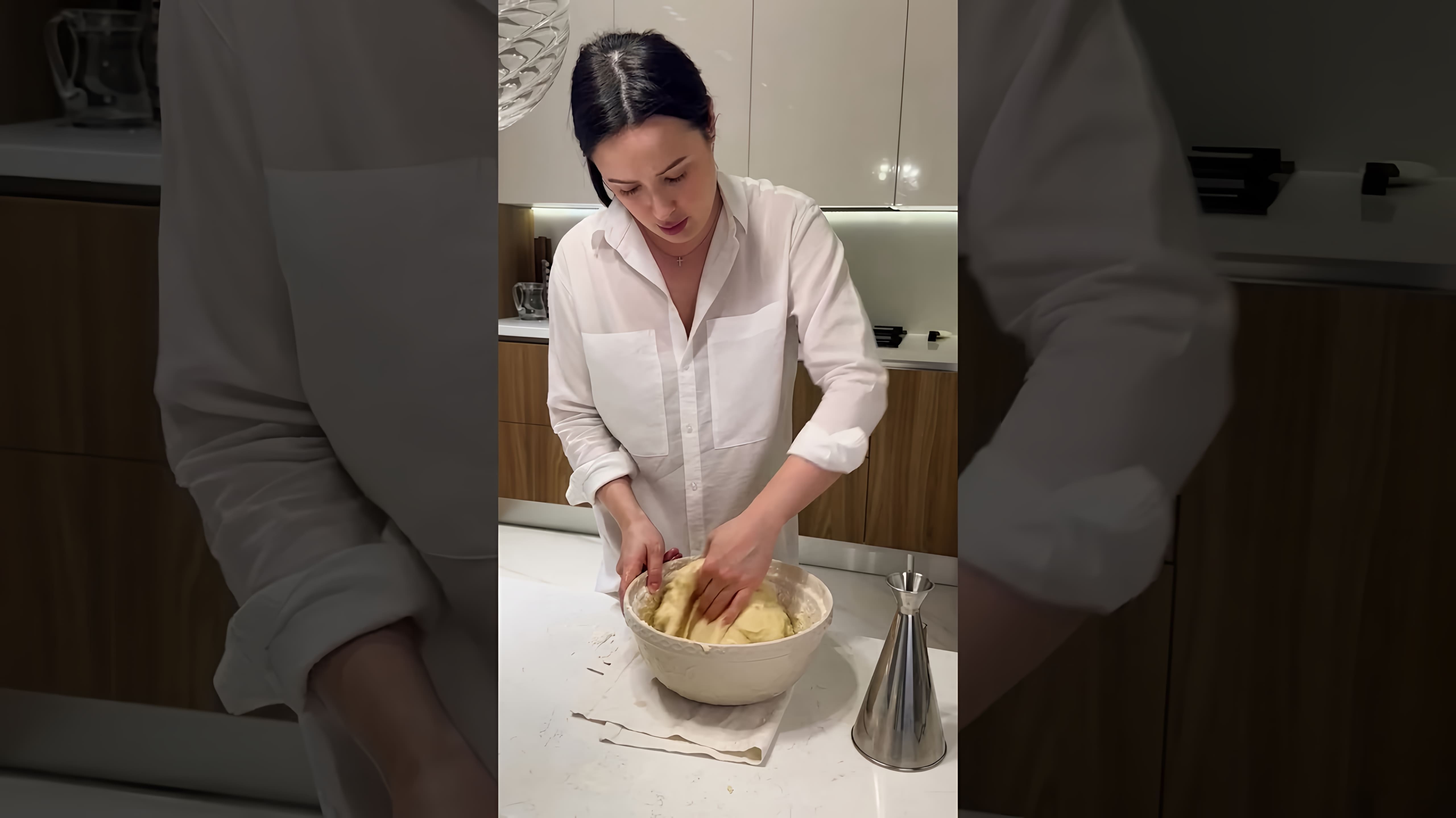 В этом видео демонстрируется процесс приготовления домашних плюшек с сахаром