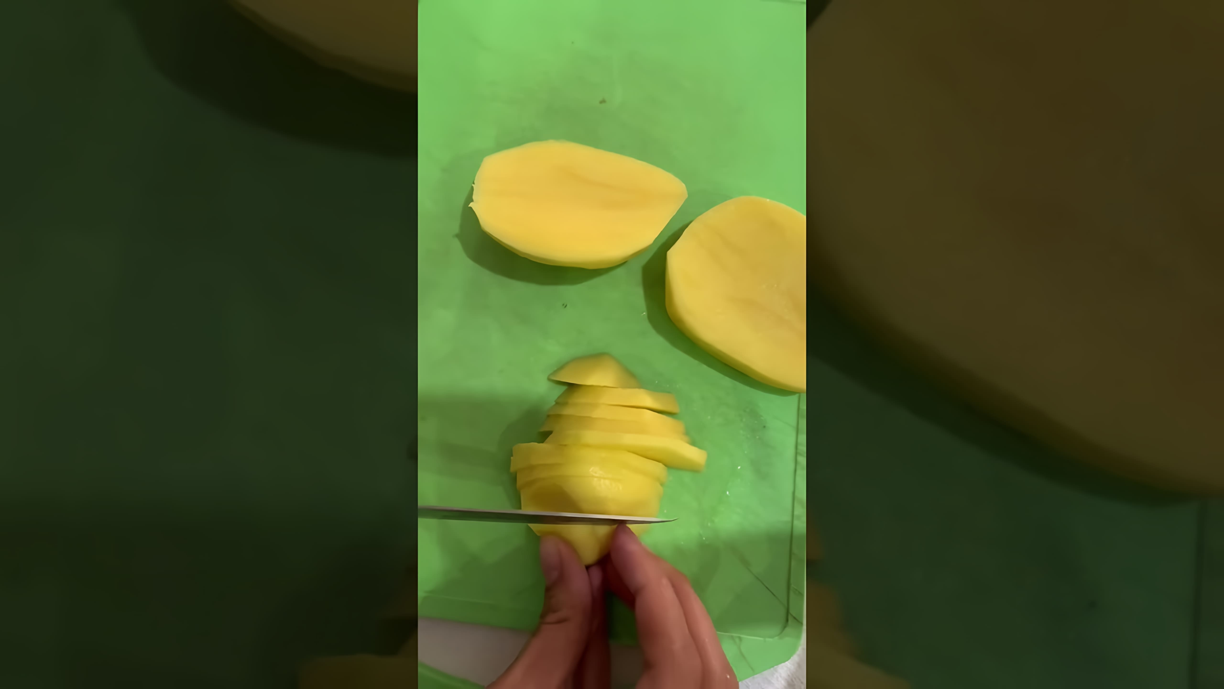 В этом видео демонстрируется процесс приготовления вкусного и простого блюда - картошки с шампиньонами