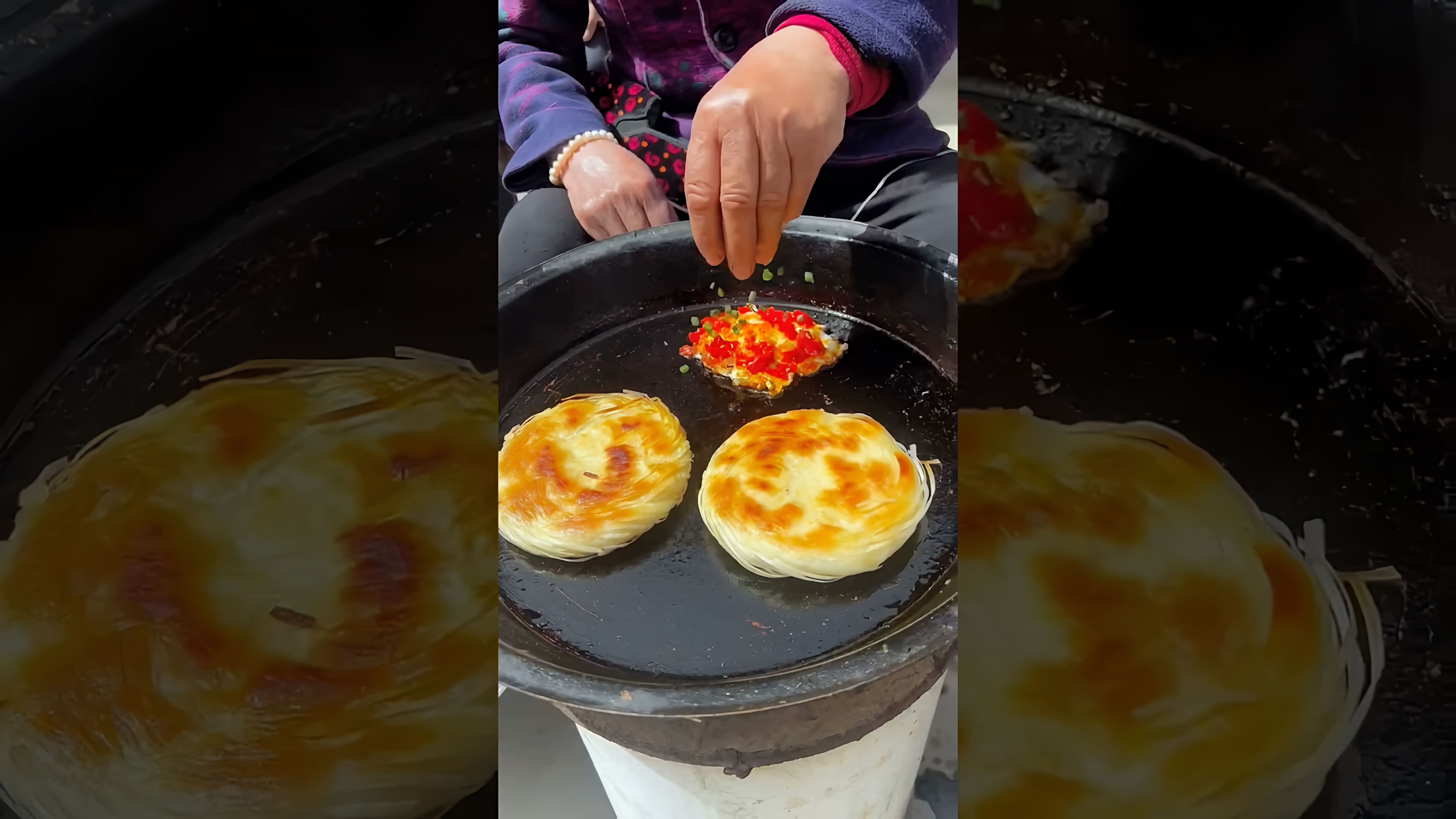 Chinese Burger Egg Enchiladas - это видео-ролик, который демонстрирует процесс приготовления китайского бургера с яйцом и энчиладой