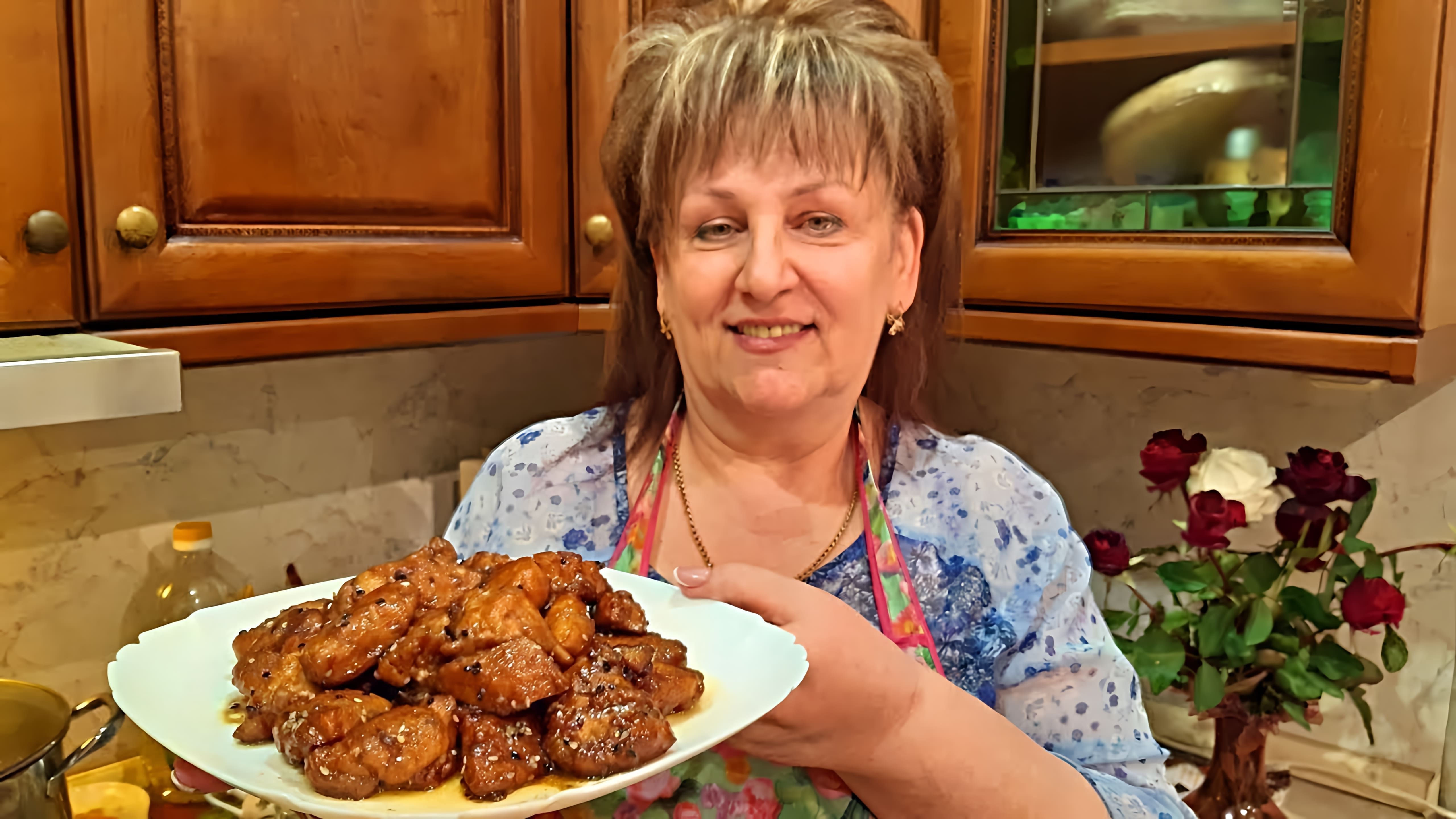 В этом видео демонстрируется рецепт приготовления куриного филе с использованием соды и крахмала