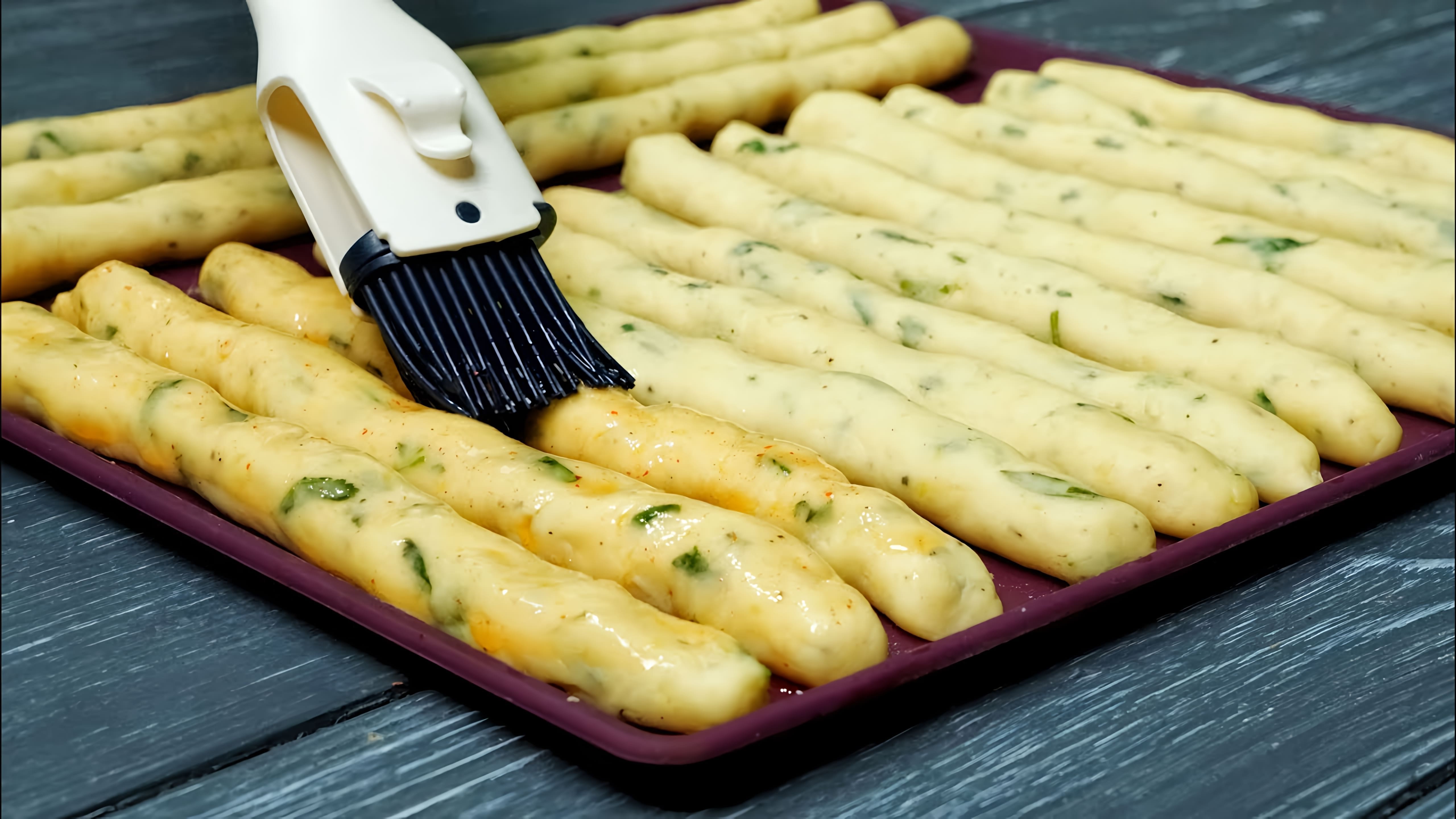 В этом видео демонстрируется рецепт приготовления картофельных палочек