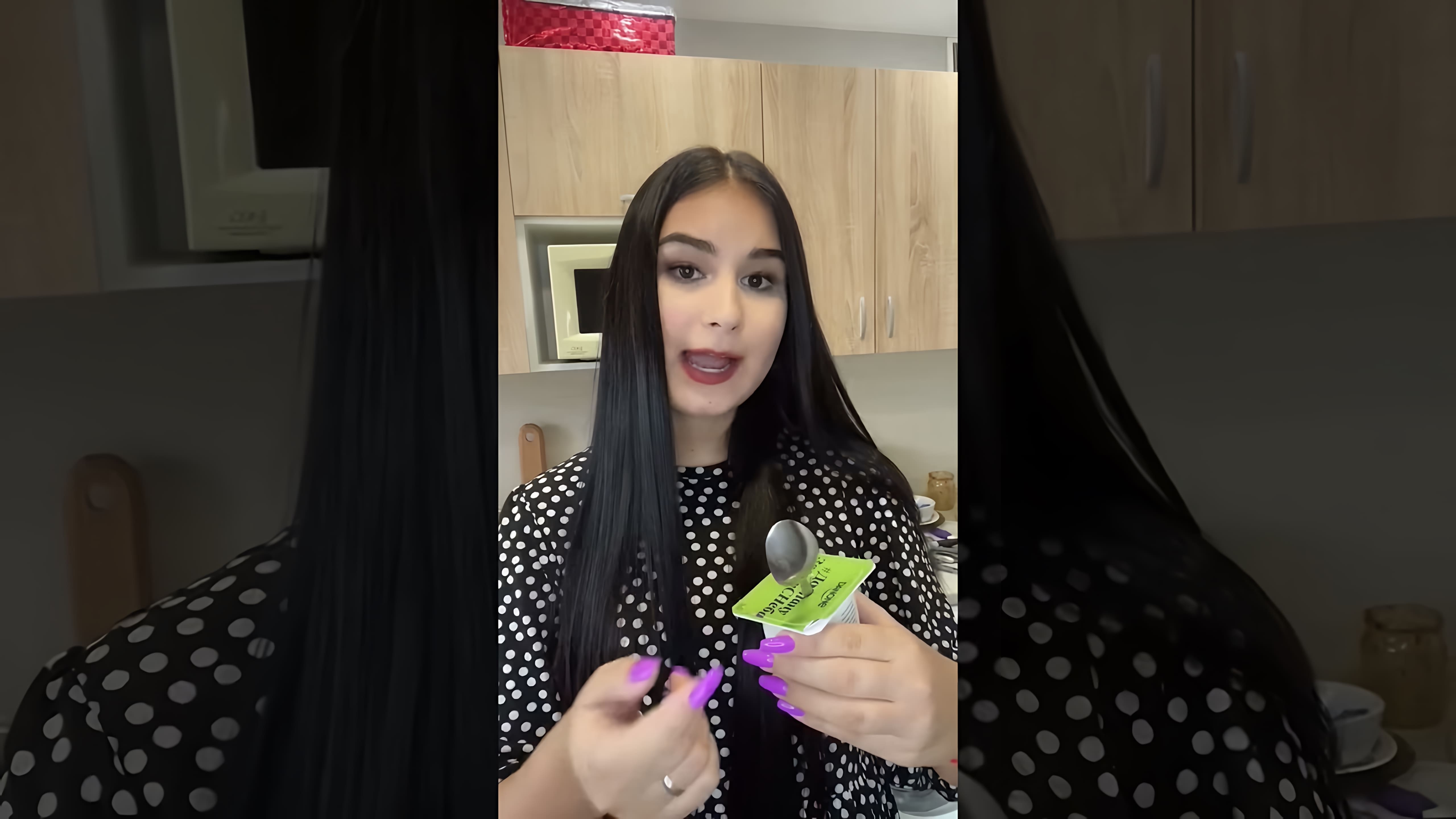В этом видео девушка рассказывает о своем опыте приготовления мороженого из йогурта и различных желешек и пудингов