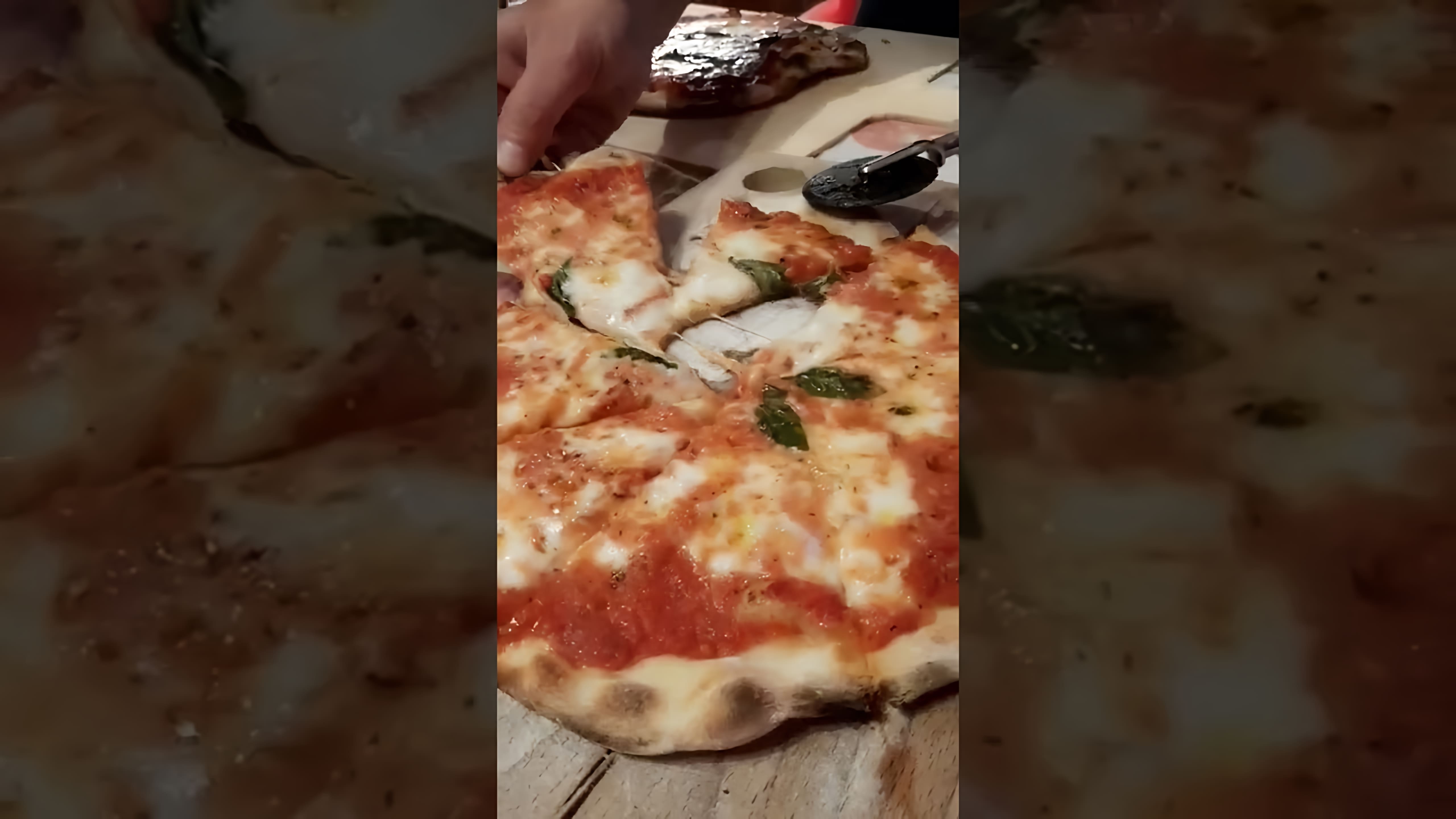 В этом видео-ролике вы увидите, как итальянский повар готовит домашнюю пиццу Маргарита