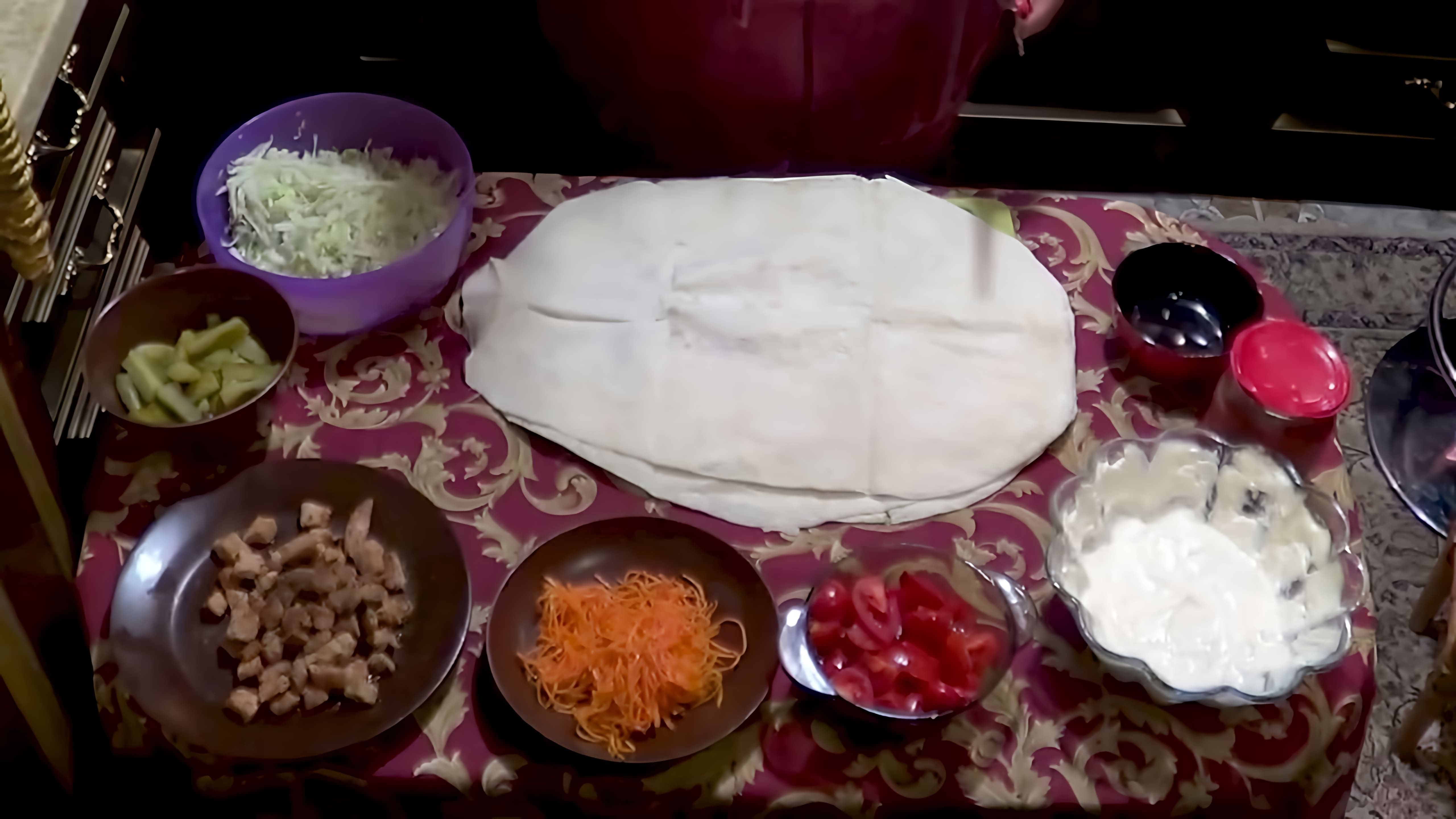 В этом видео показан процесс приготовления шаурмы для мужчины