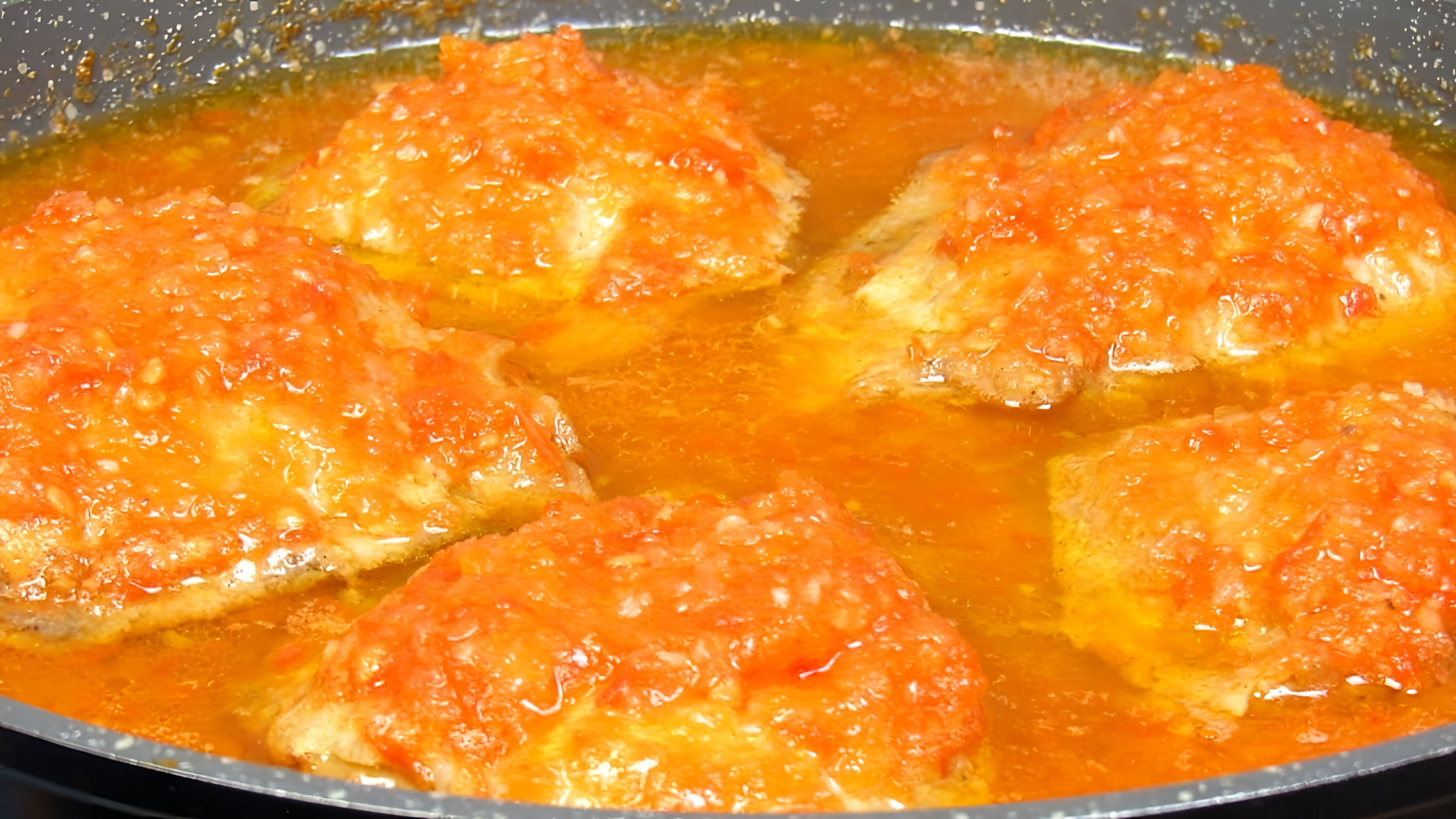 В этом видео демонстрируется рецепт приготовления куриных бедер в томатном соусе на сковороде