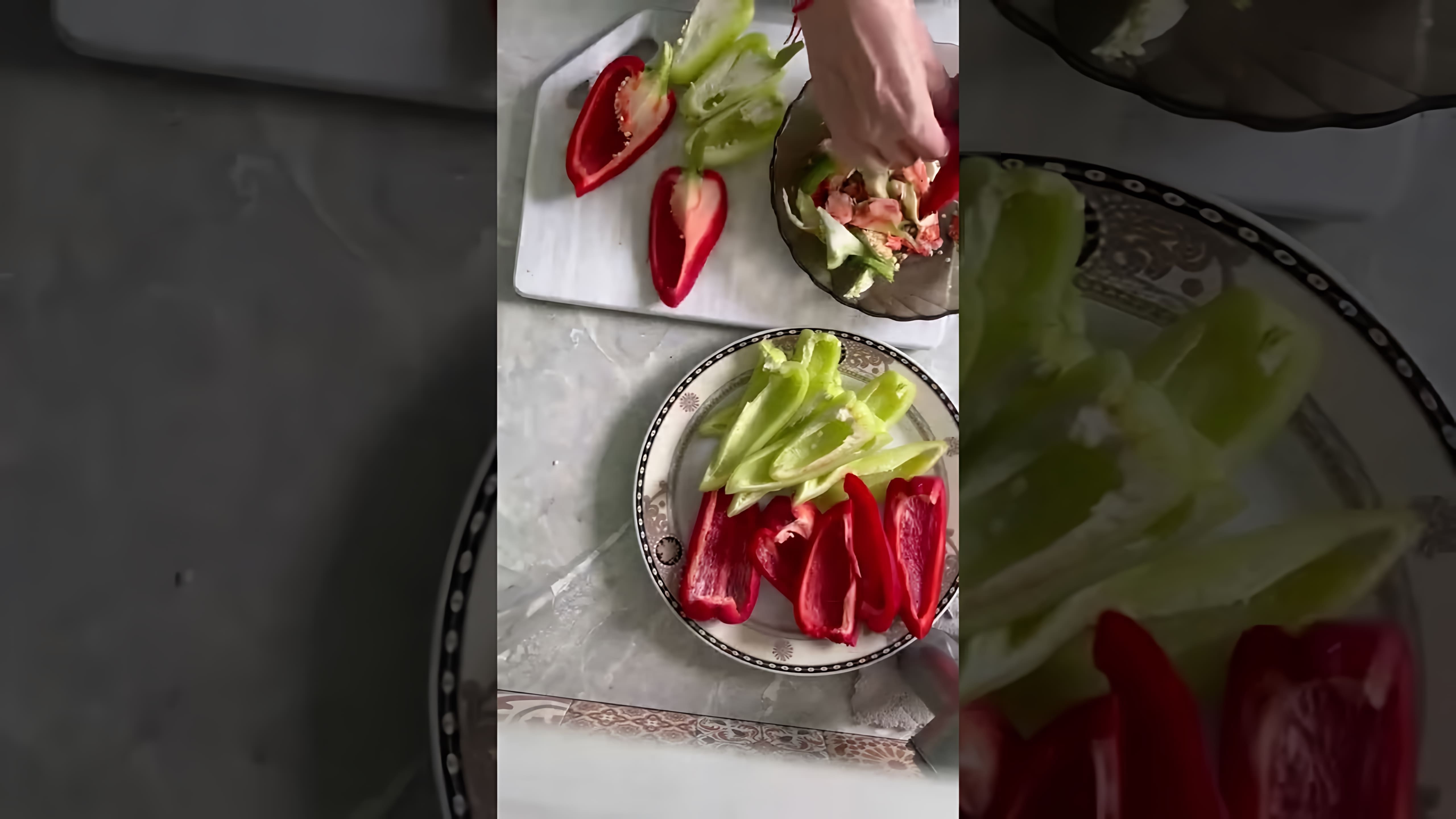 В этом видео демонстрируется быстрый и вкусный рецепт маринованного перца на зиму