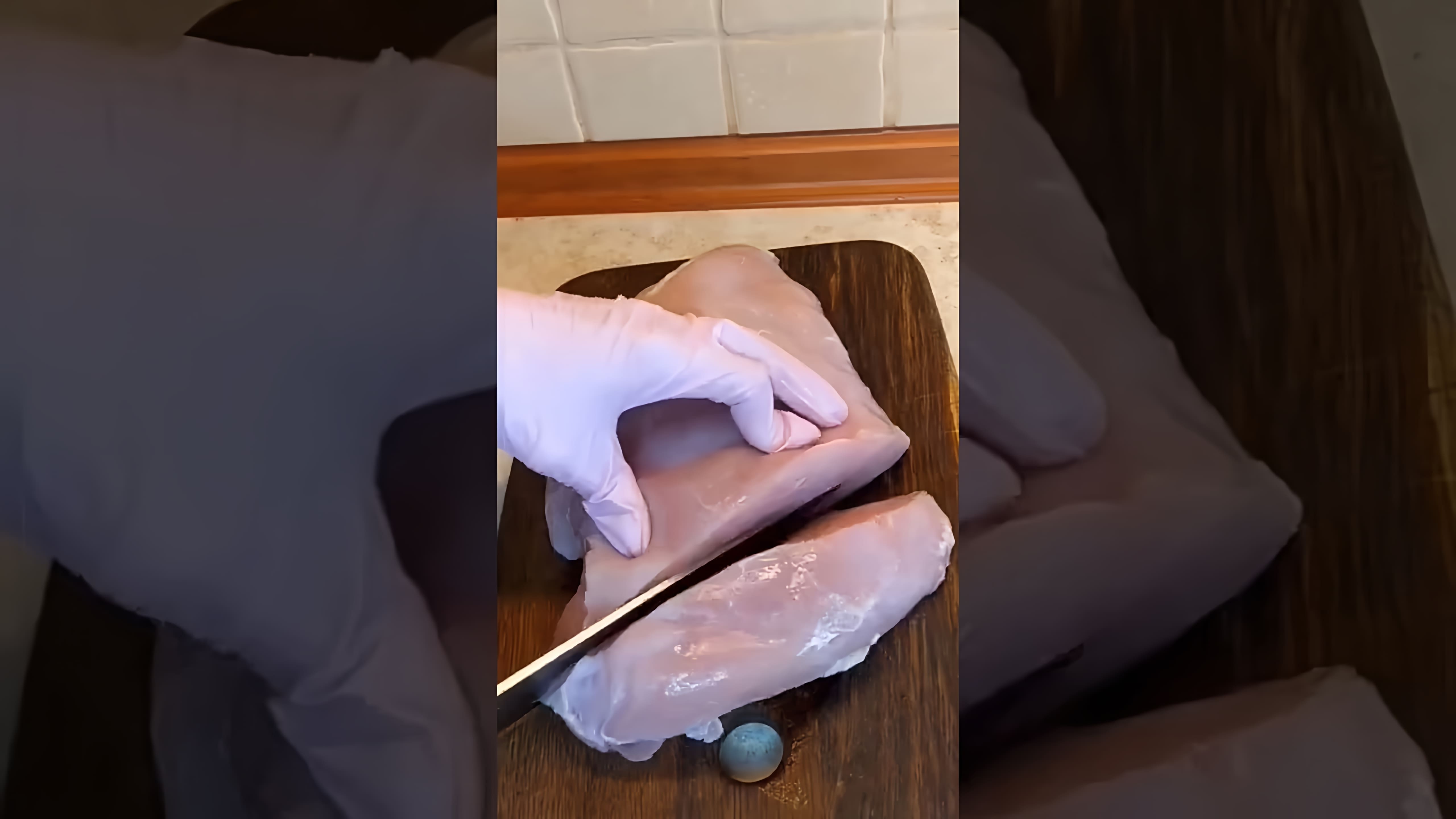 В этом видео демонстрируется рецепт приготовления шашлыка из филе индейки на мангале