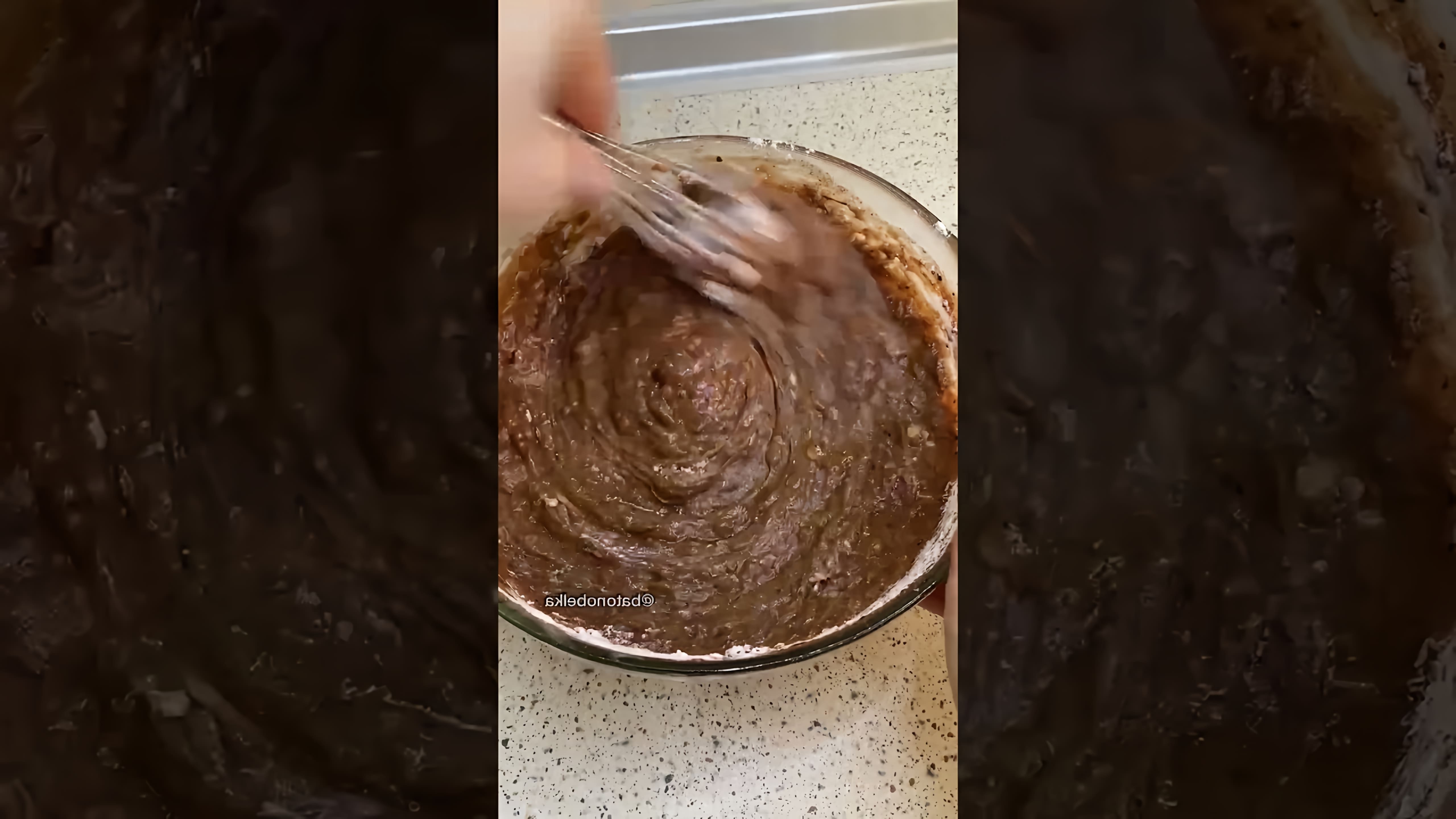 В этом видео демонстрируется рецепт приготовления десерта из бананов