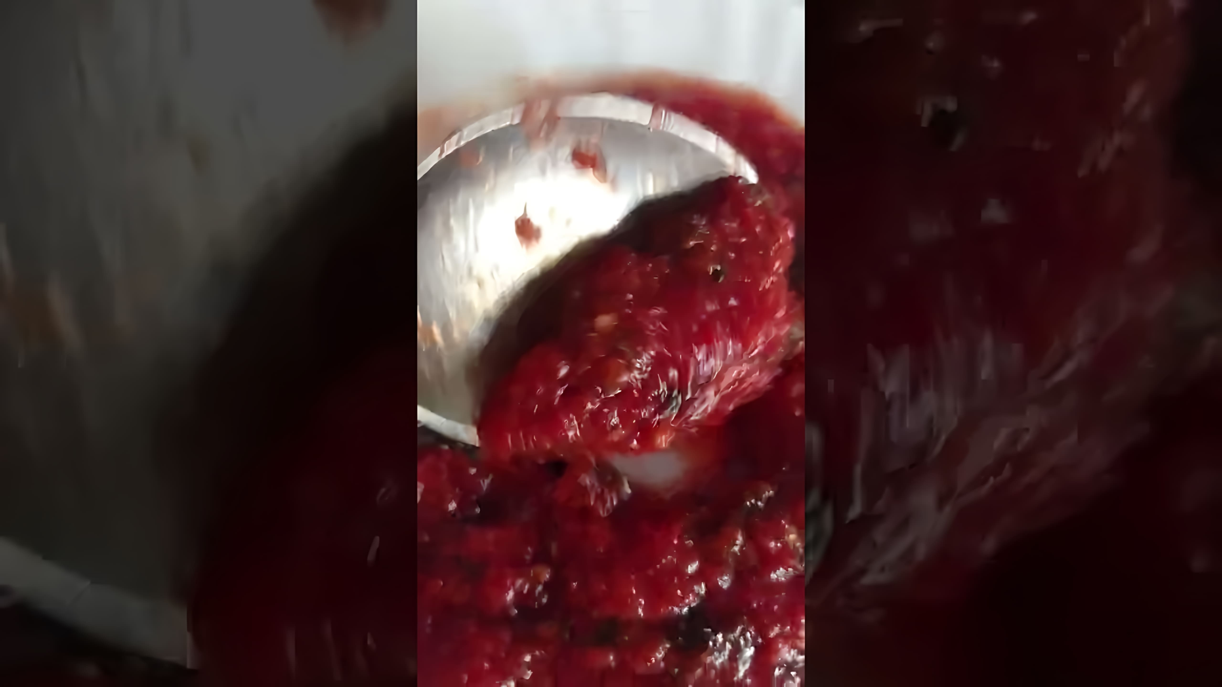 В этом видео-ролике вы увидите, как приготовить томатный соус с базиликом на зиму