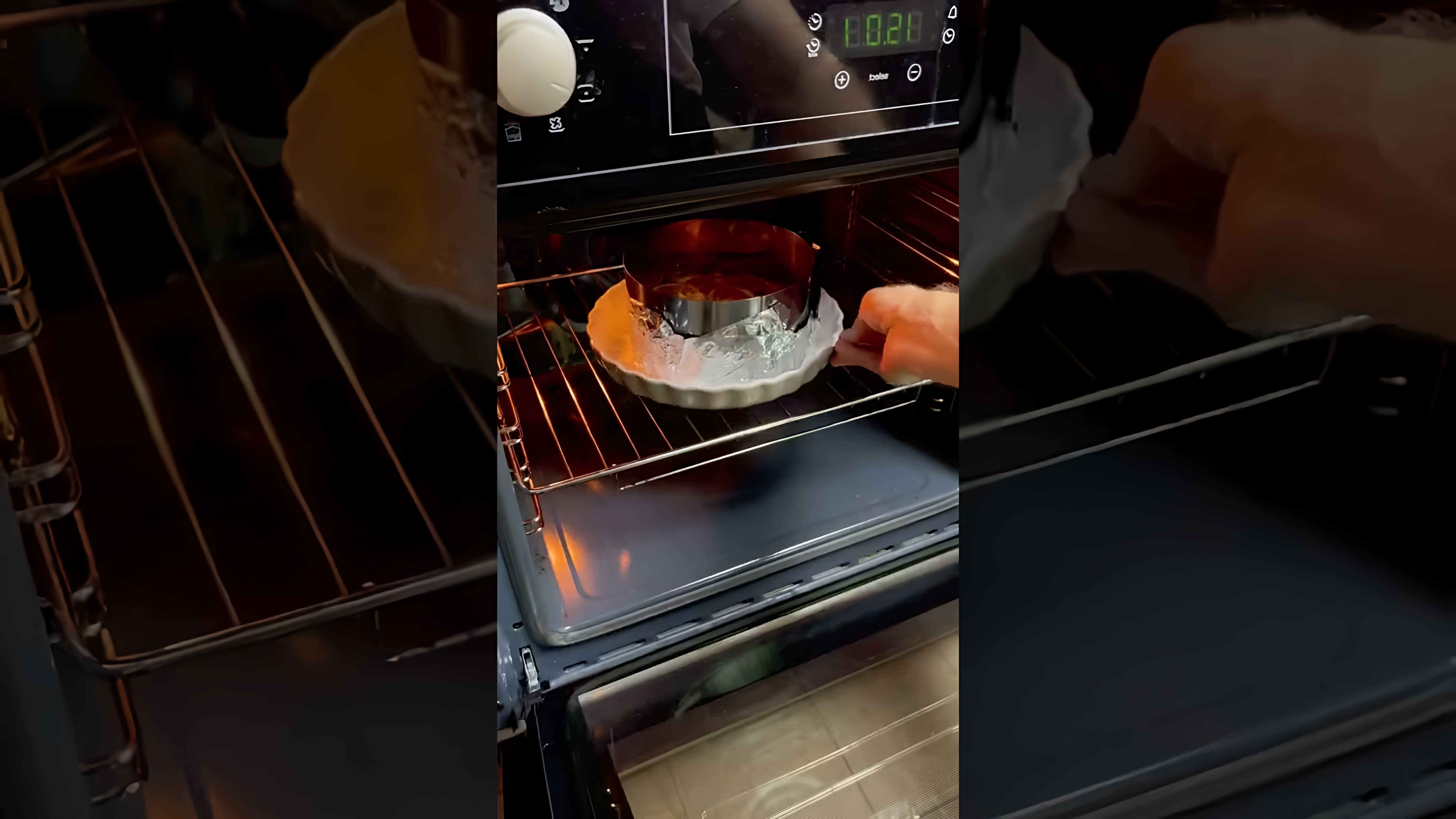 В этом видео демонстрируется процесс приготовления сочного пирога с инжиром