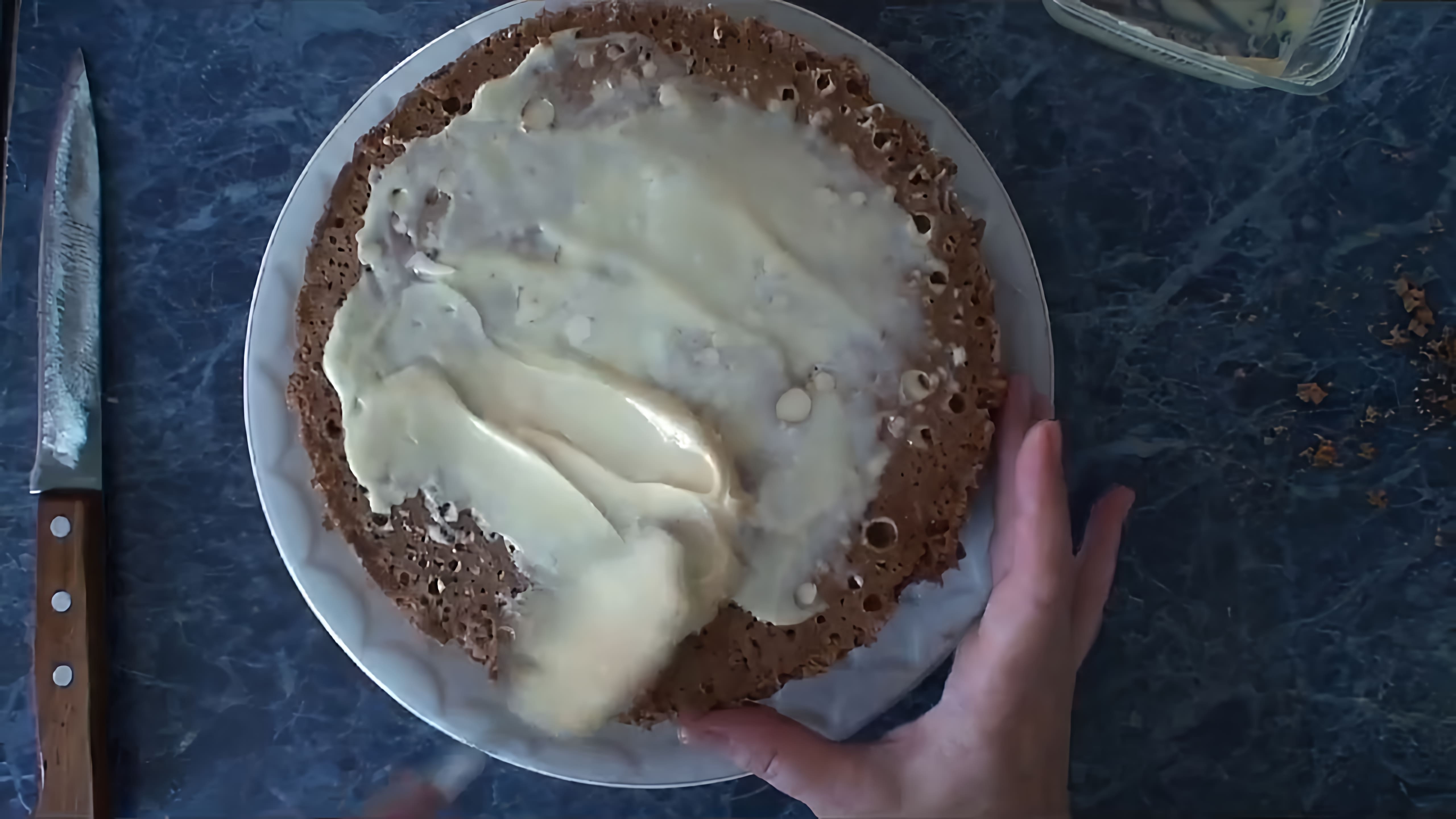 В этом видео демонстрируется рецепт торта "Омичка" с плавленным сыром в мультиварке