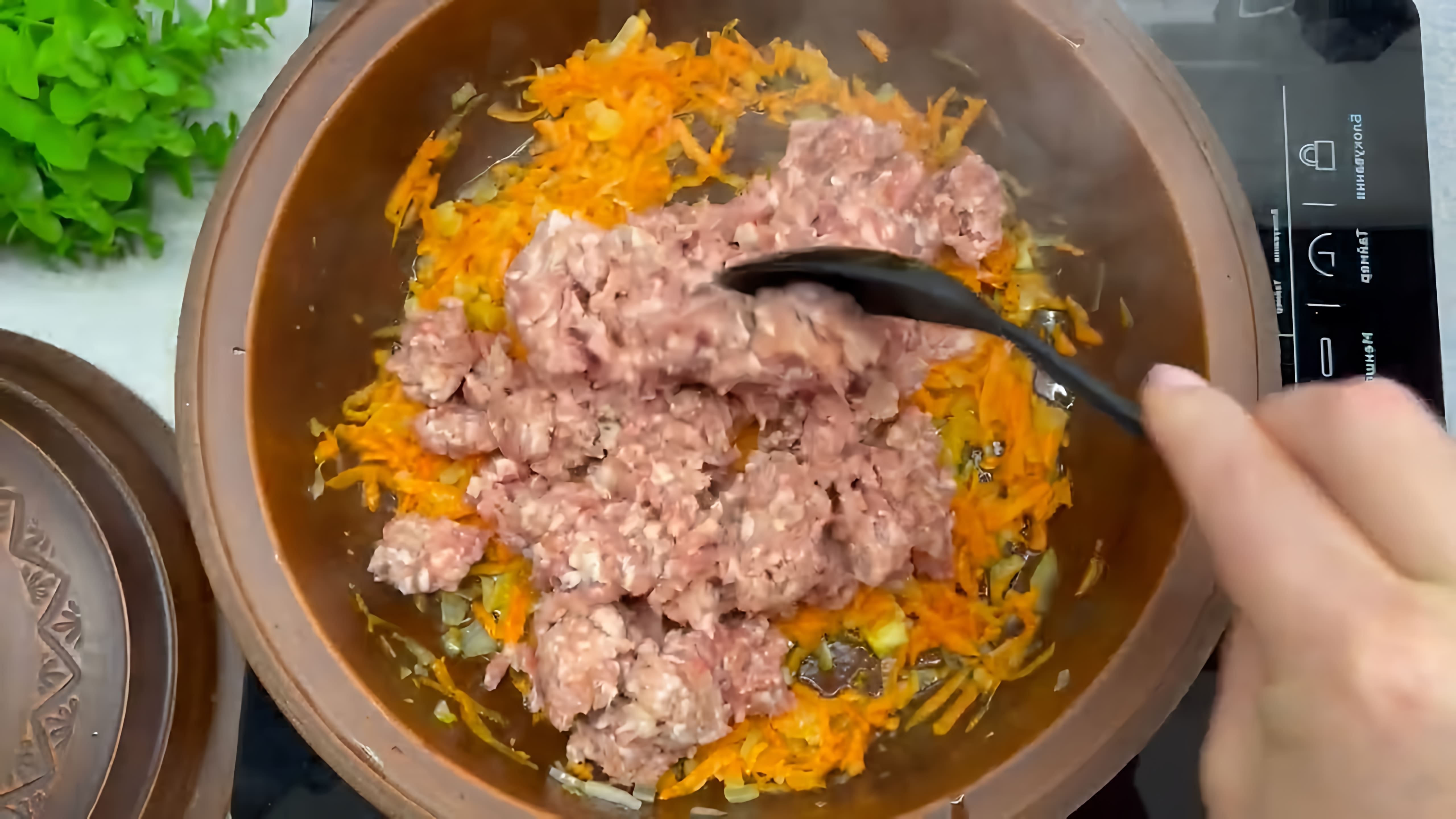 В этом видео демонстрируется рецепт тушеной капусты с фаршем