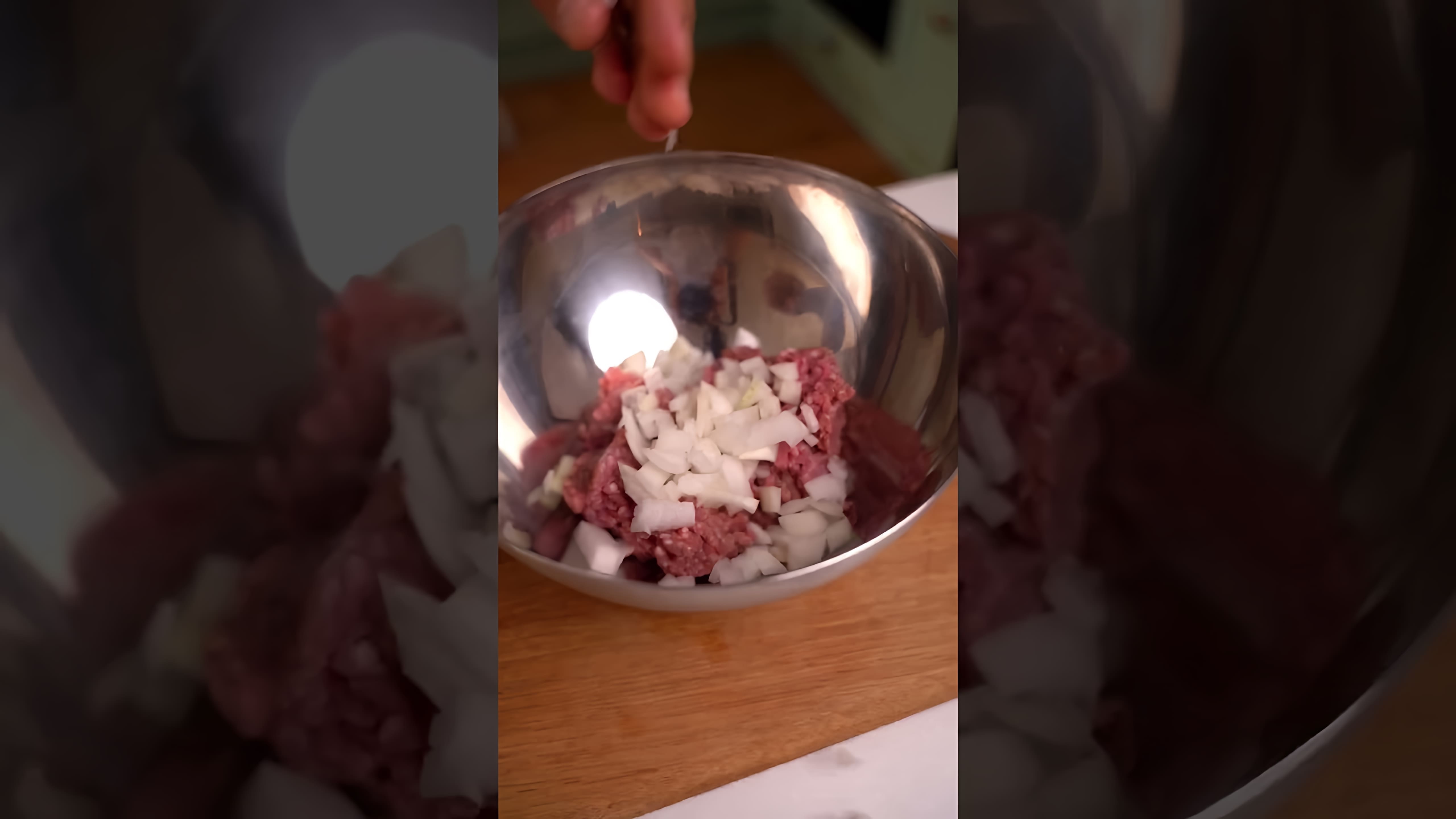 В этом видео демонстрируется рецепт приготовления фаршированных помидоров с сыром