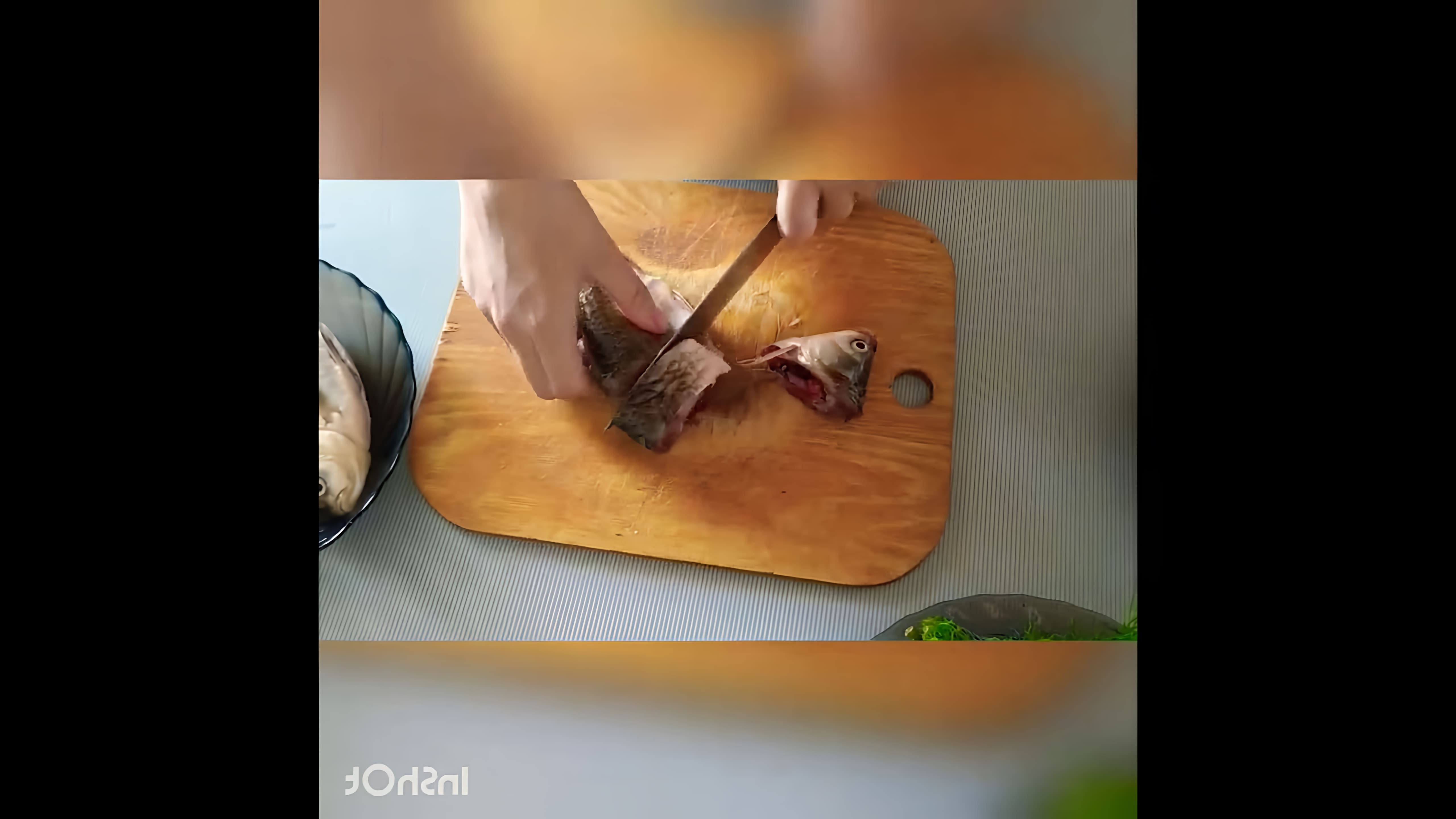 В данном видео демонстрируется процесс приготовления ухи из карася по-домашнему