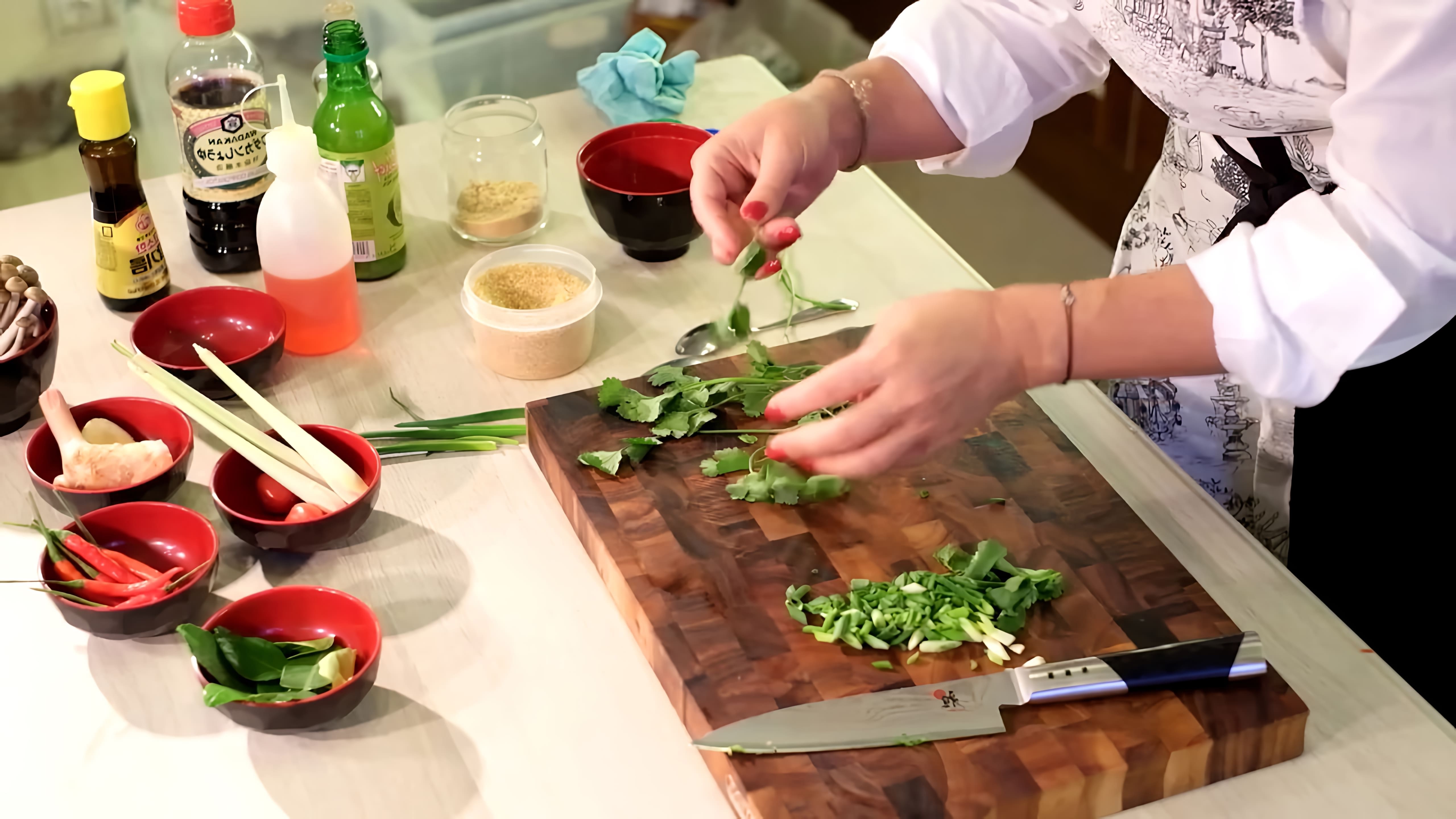 Рецепт настоящего Том Ям (тайский рецепт) - это видео-ролик, который демонстрирует процесс приготовления знаменитого тайского супа Том Ям