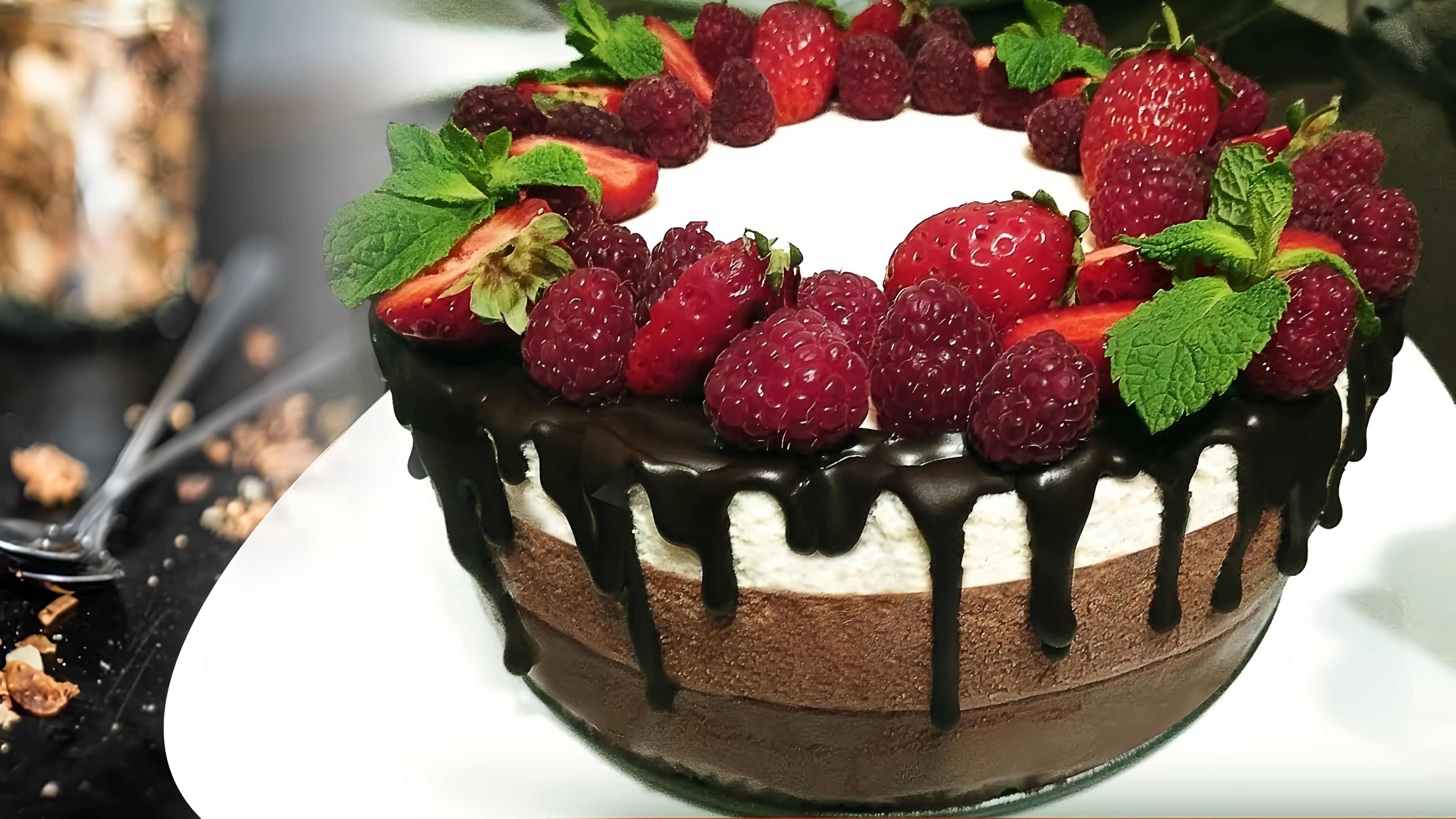 В этом видео-ролике будет представлен рецепт торта "Три шоколада" и два варианта его украшения
