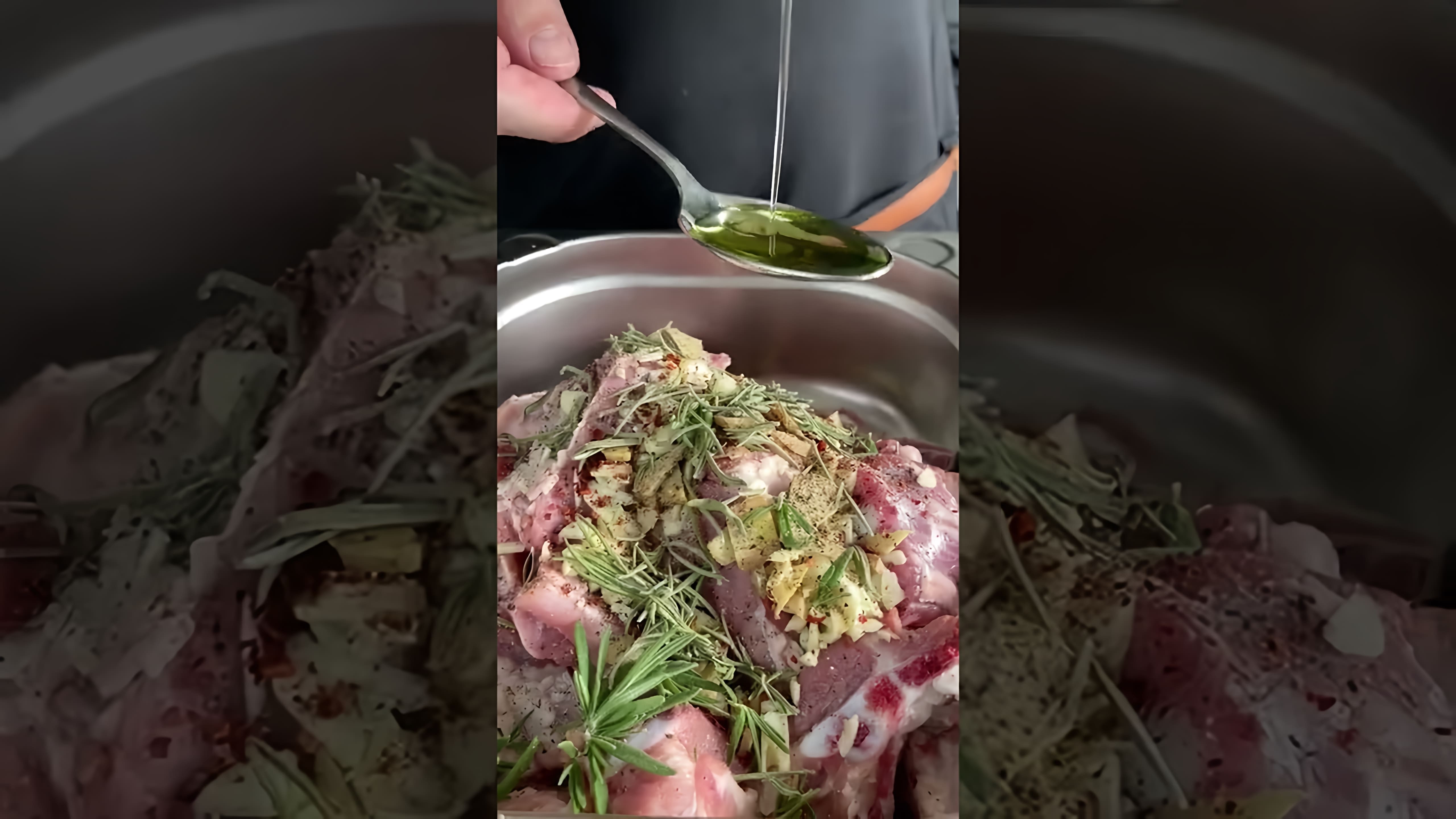 В этом видео демонстрируется рецепт приготовления свиных рёбрышек на мангале