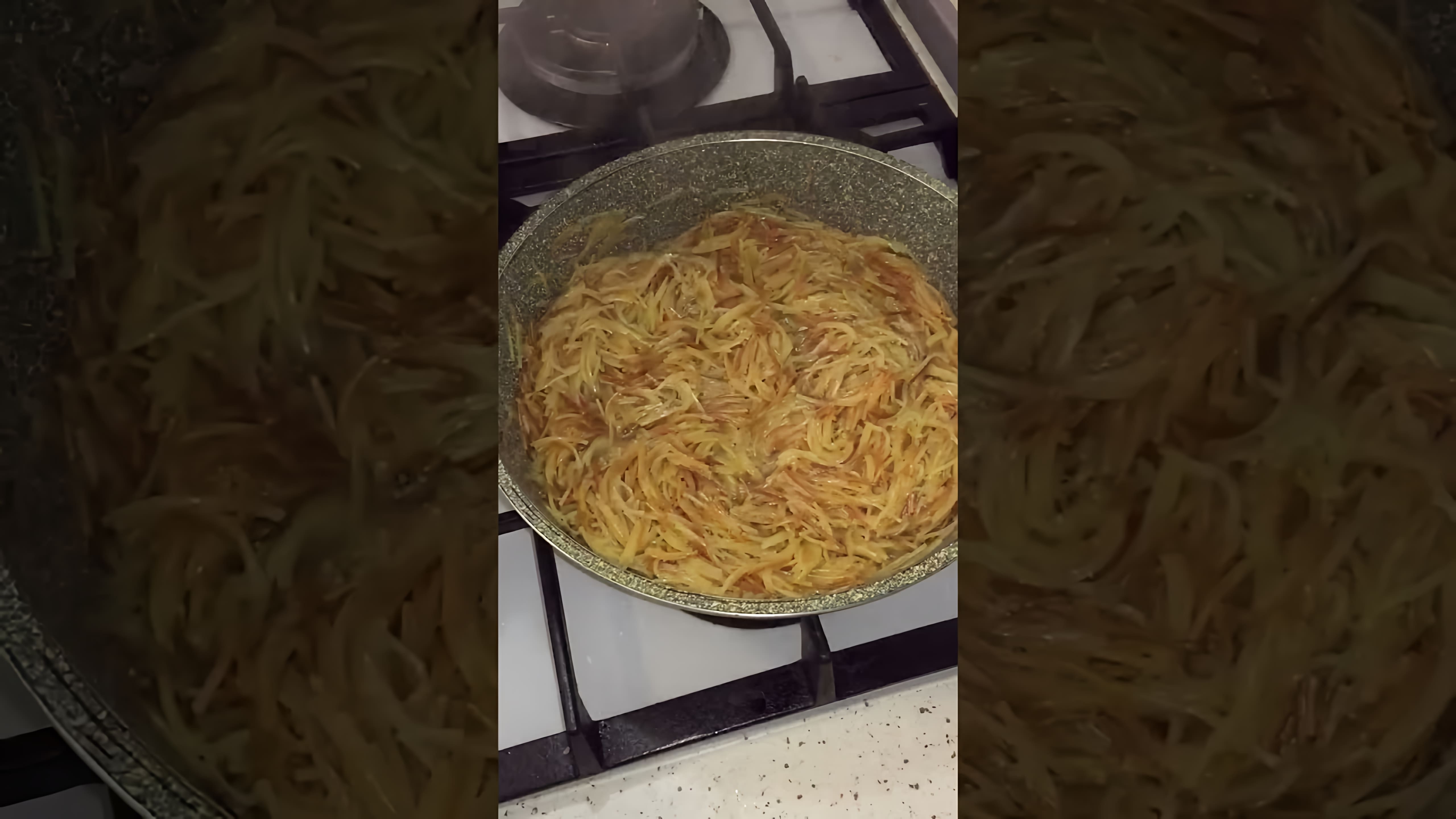 В этом видео-ролике вы увидите простой рецепт обжаренной мелкой вермишели на сковороде