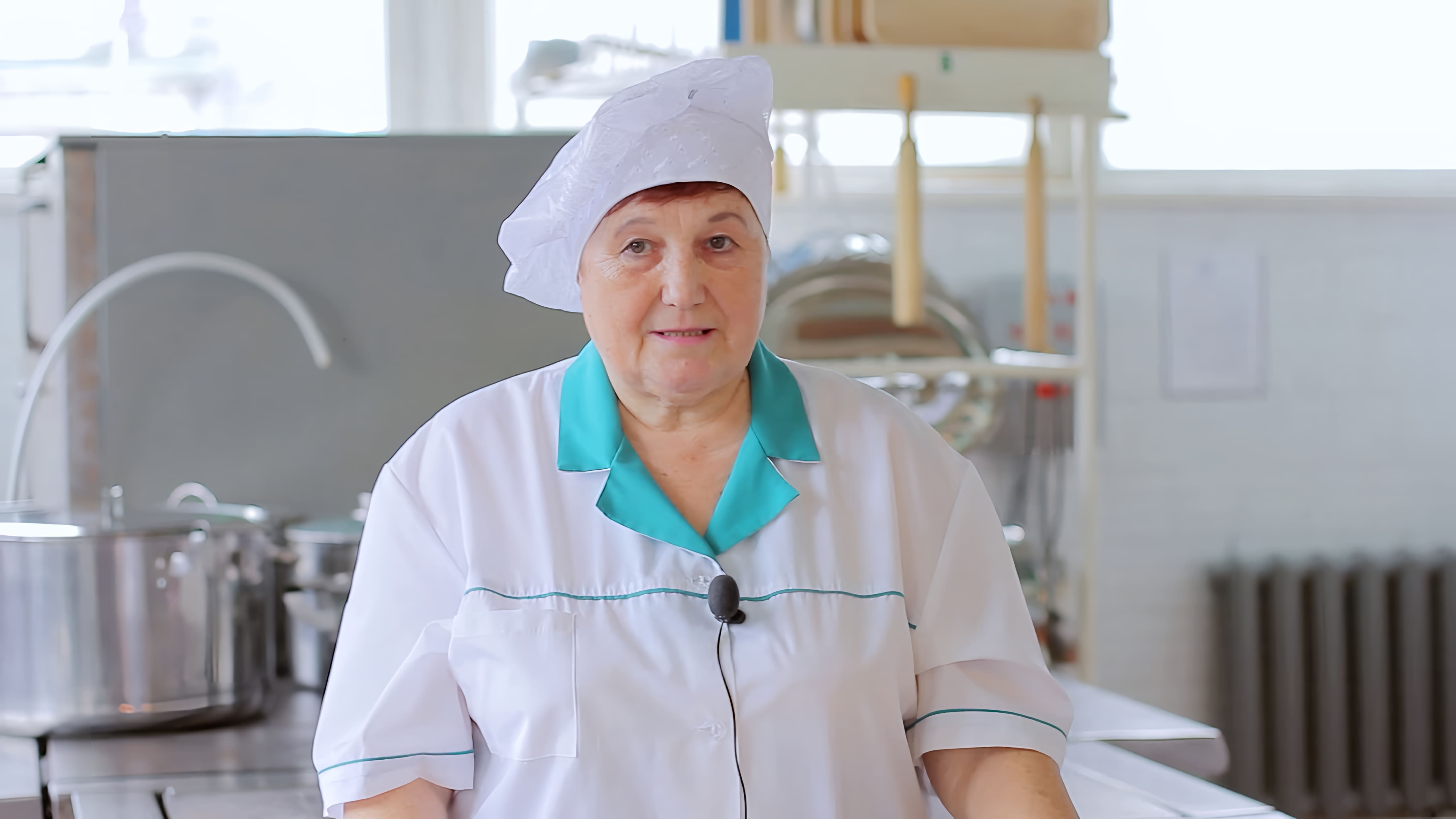 В этом видео шеф-повар Татьяна Иванова показывает, как приготовить винегрет - полезный и вкусный салат, который часто присутствует в меню детских садов