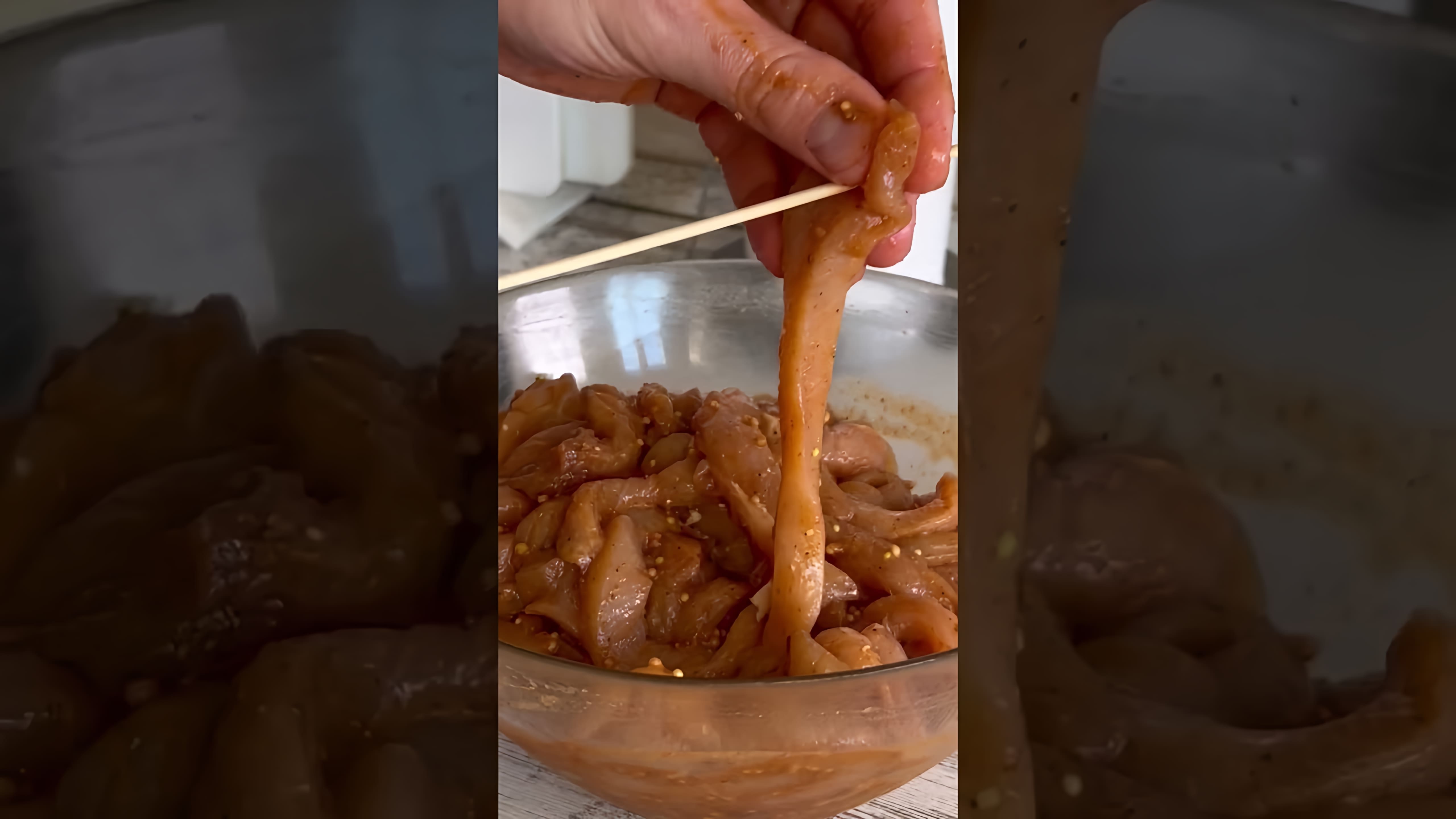 В этом видео демонстрируется рецепт приготовления вяленой куриной грудки